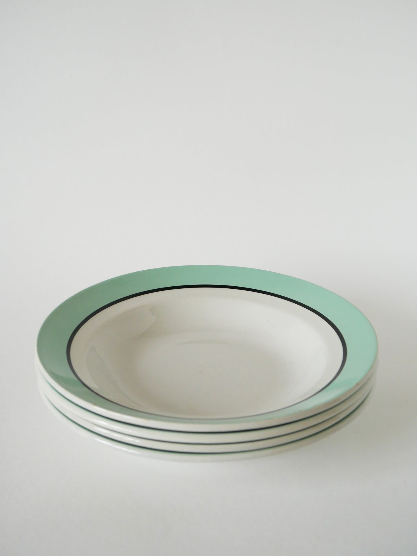 Lot de 4 assiettes creuses Badonviller liseré menthe et noir, 1960