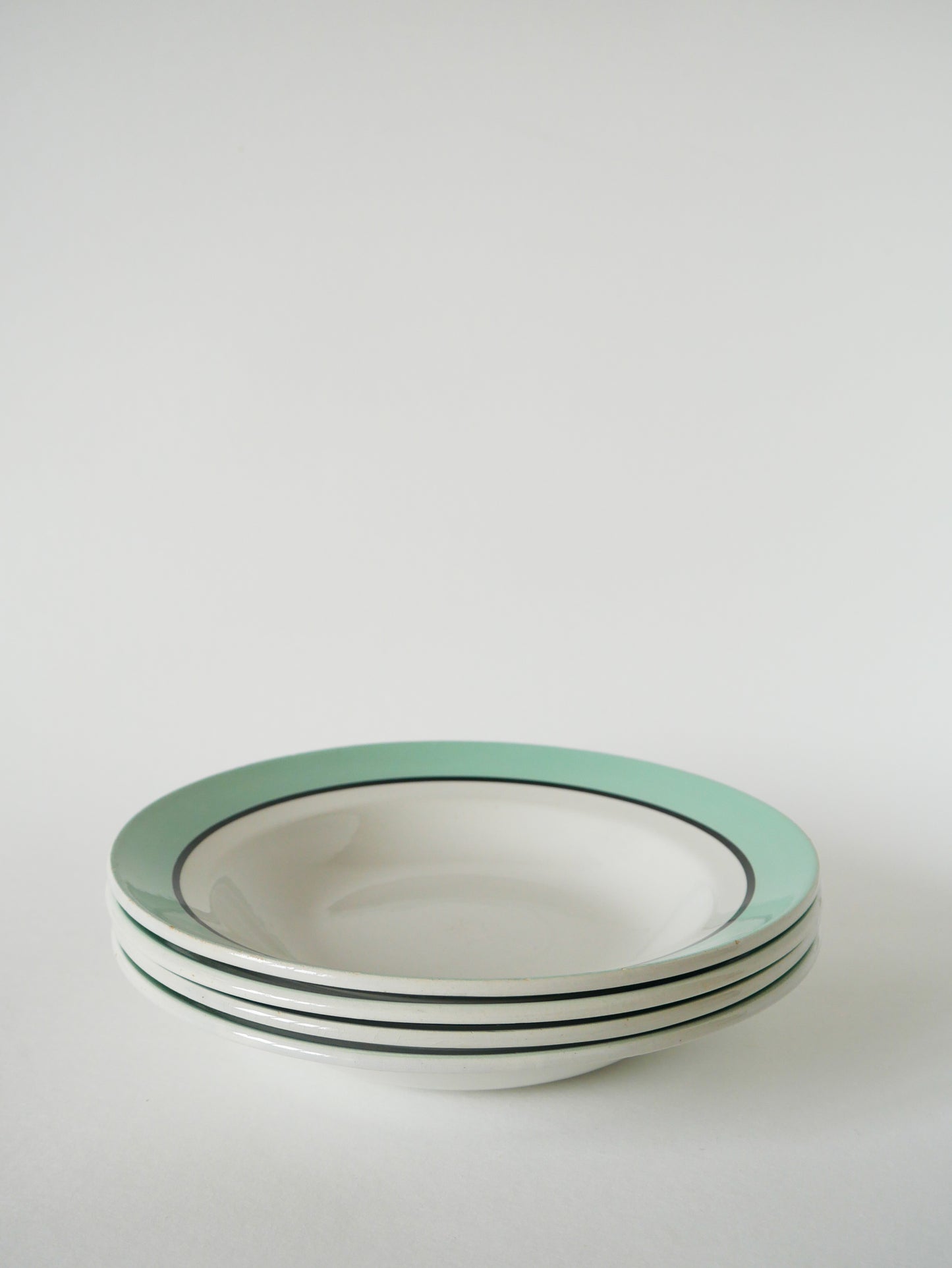 Lot de 4 assiettes creuses Badonviller liseré menthe et noir, 1960