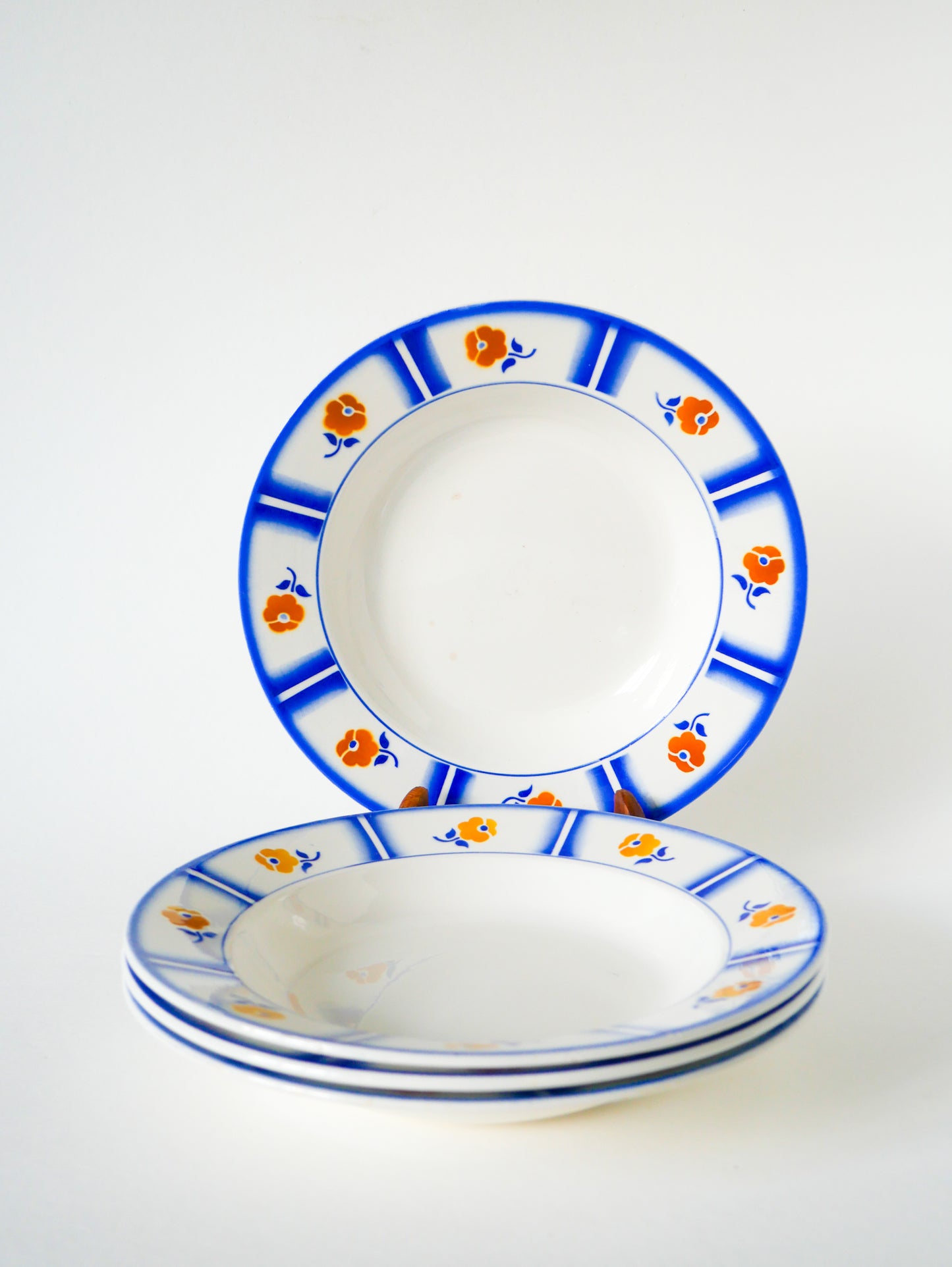 Lot de 4 assiettes creuses Digoin Sarreguemines, modèle Arago, Bleu et Orange, 1940