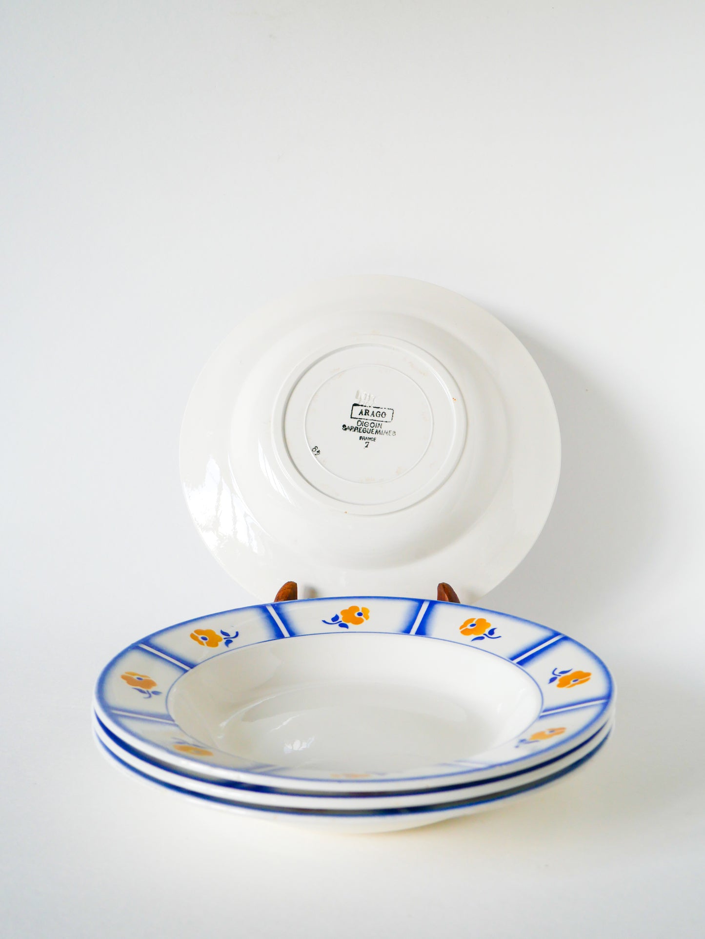 Lot de 4 assiettes creuses Digoin Sarreguemines, modèle Arago, Bleu et Orange, 1940