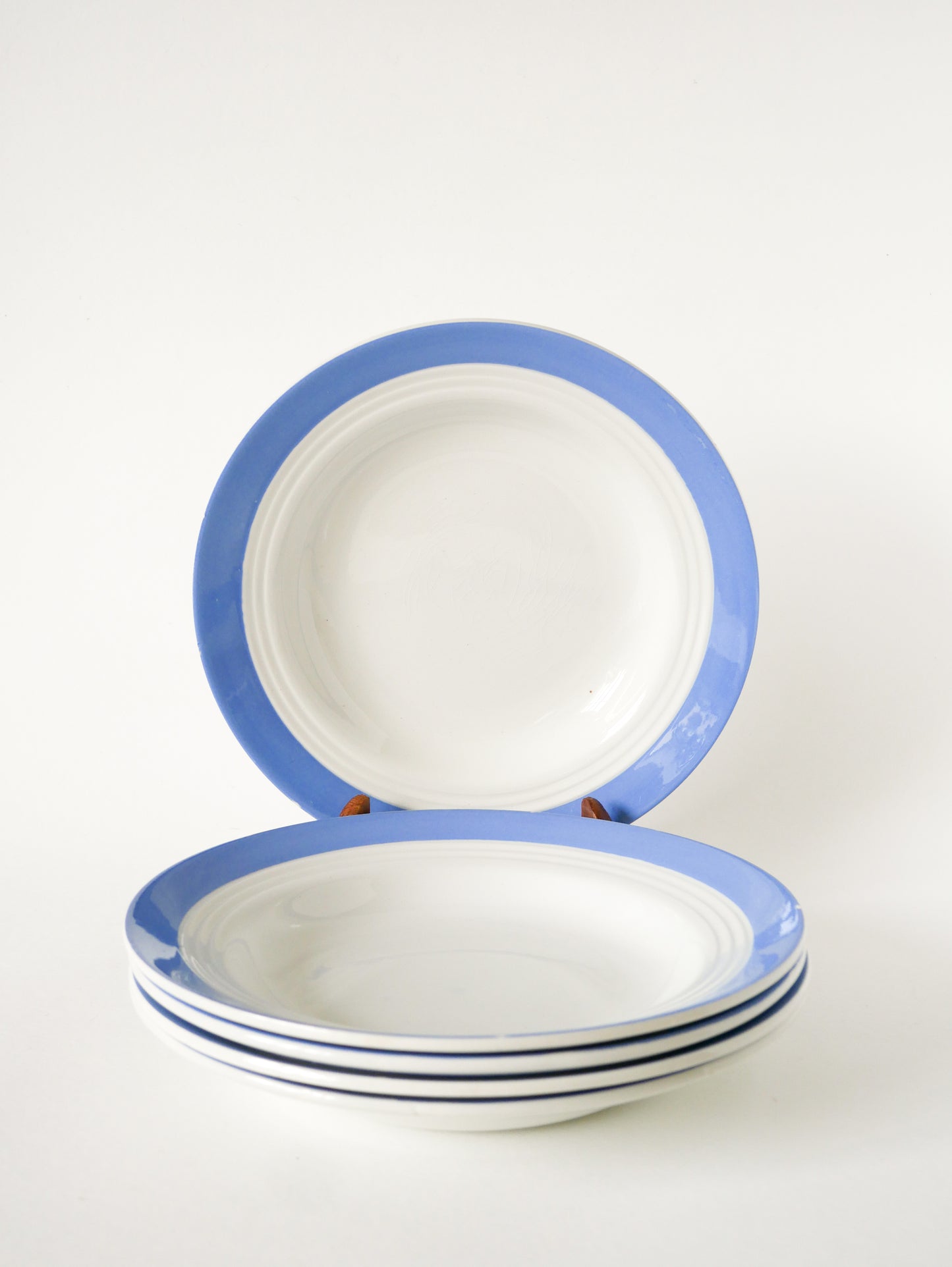 Lot de 5 assiettes creuses St Amand Céranord, modèle Biec, Liseré Bleu Ciel, 1960