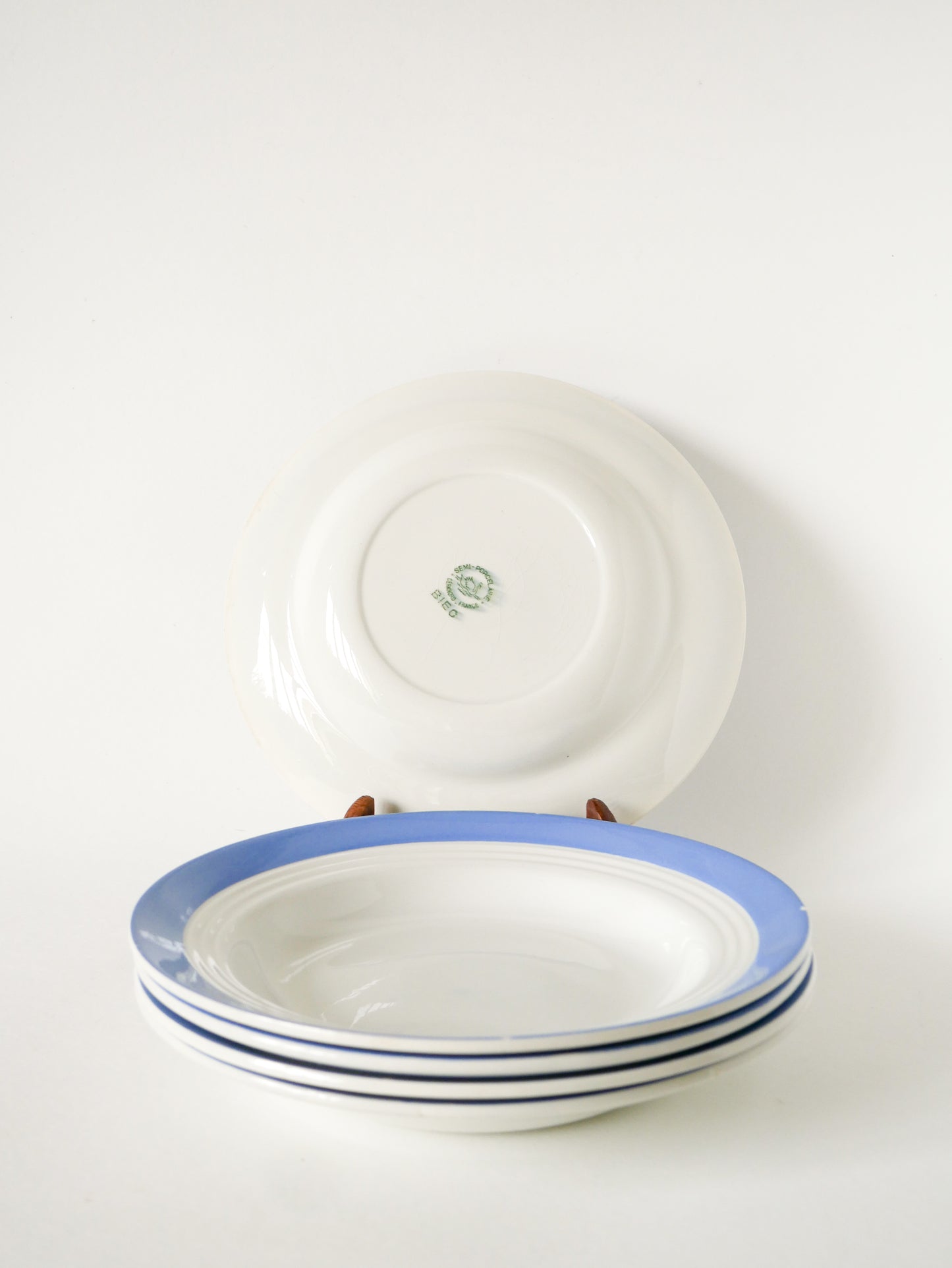 Lot de 5 assiettes creuses St Amand Céranord, modèle Biec, Liseré Bleu Ciel, 1960