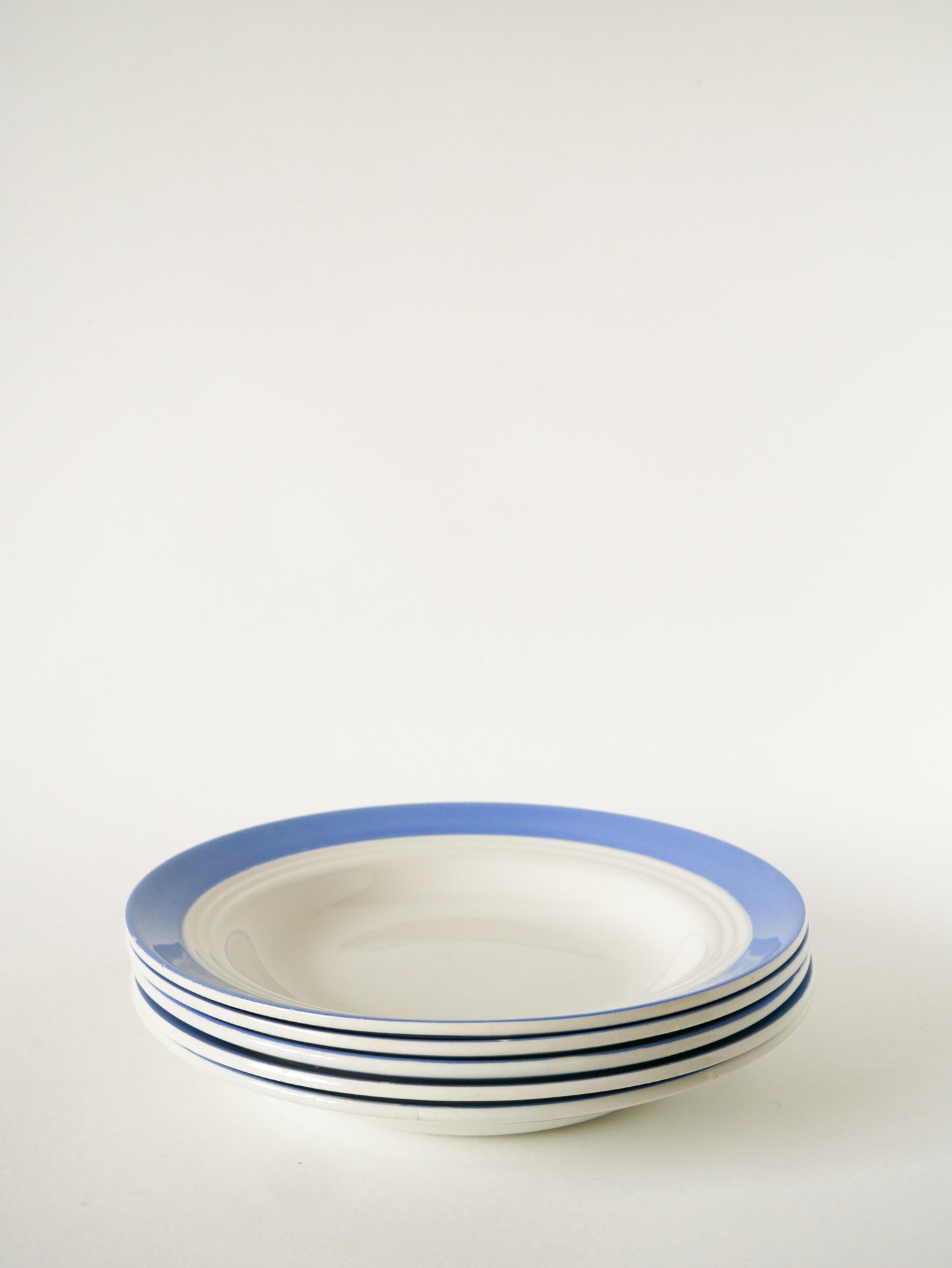 Lot de 5 assiettes creuses St Amand Céranord, modèle Biec, Liseré Bleu Ciel, 1960