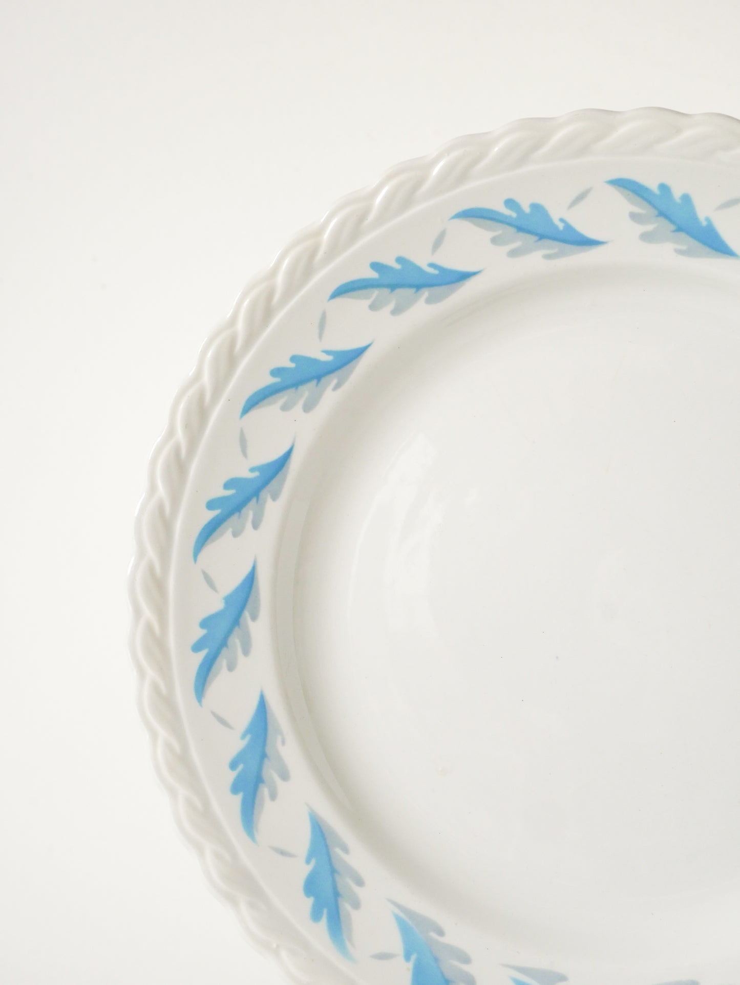 Plat rond dentelé Gien, motifs feuilles Bleu et Gris, 1960