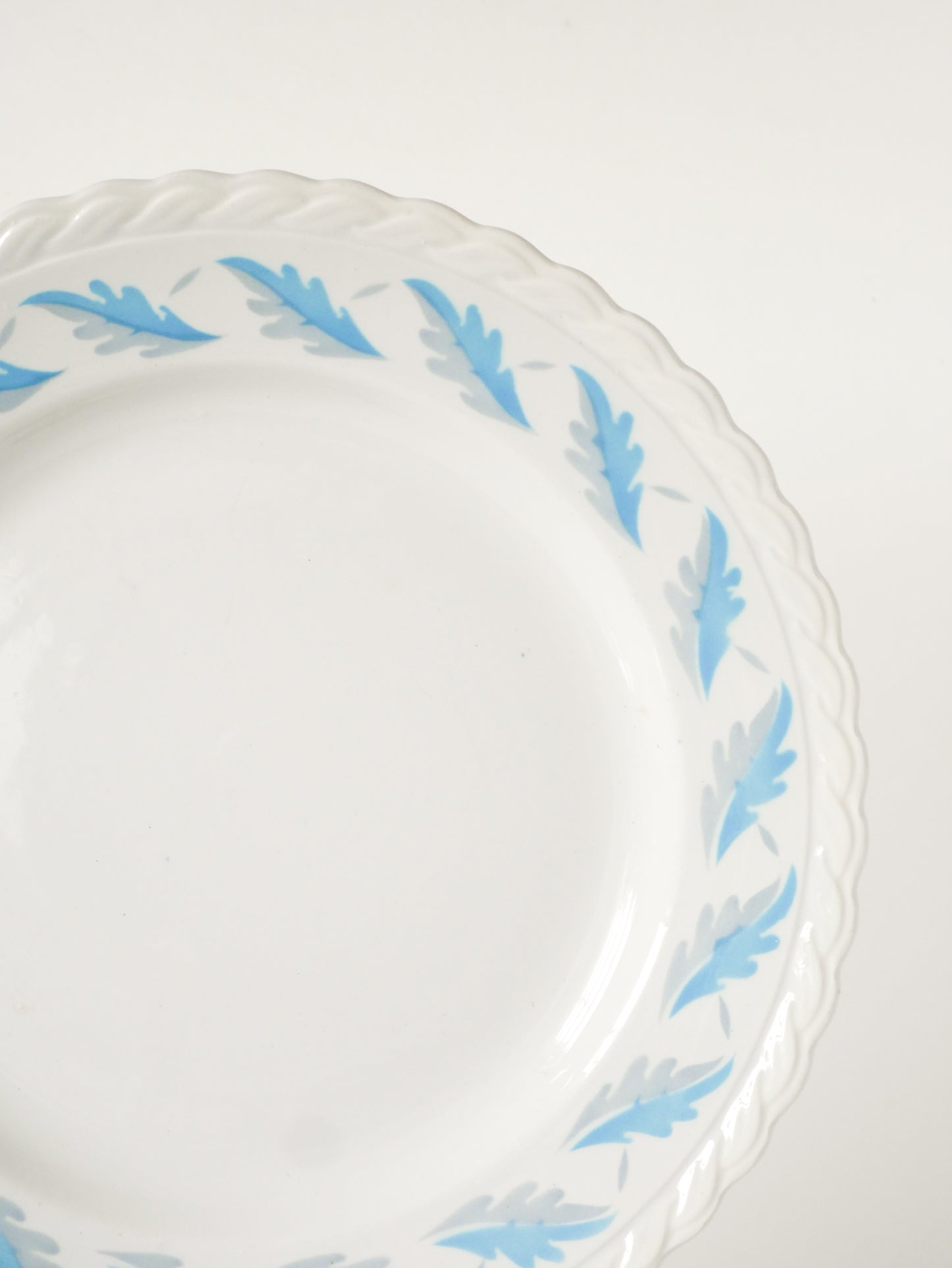 Plat rond dentelé Gien, motifs feuilles Bleu et Gris, 1960