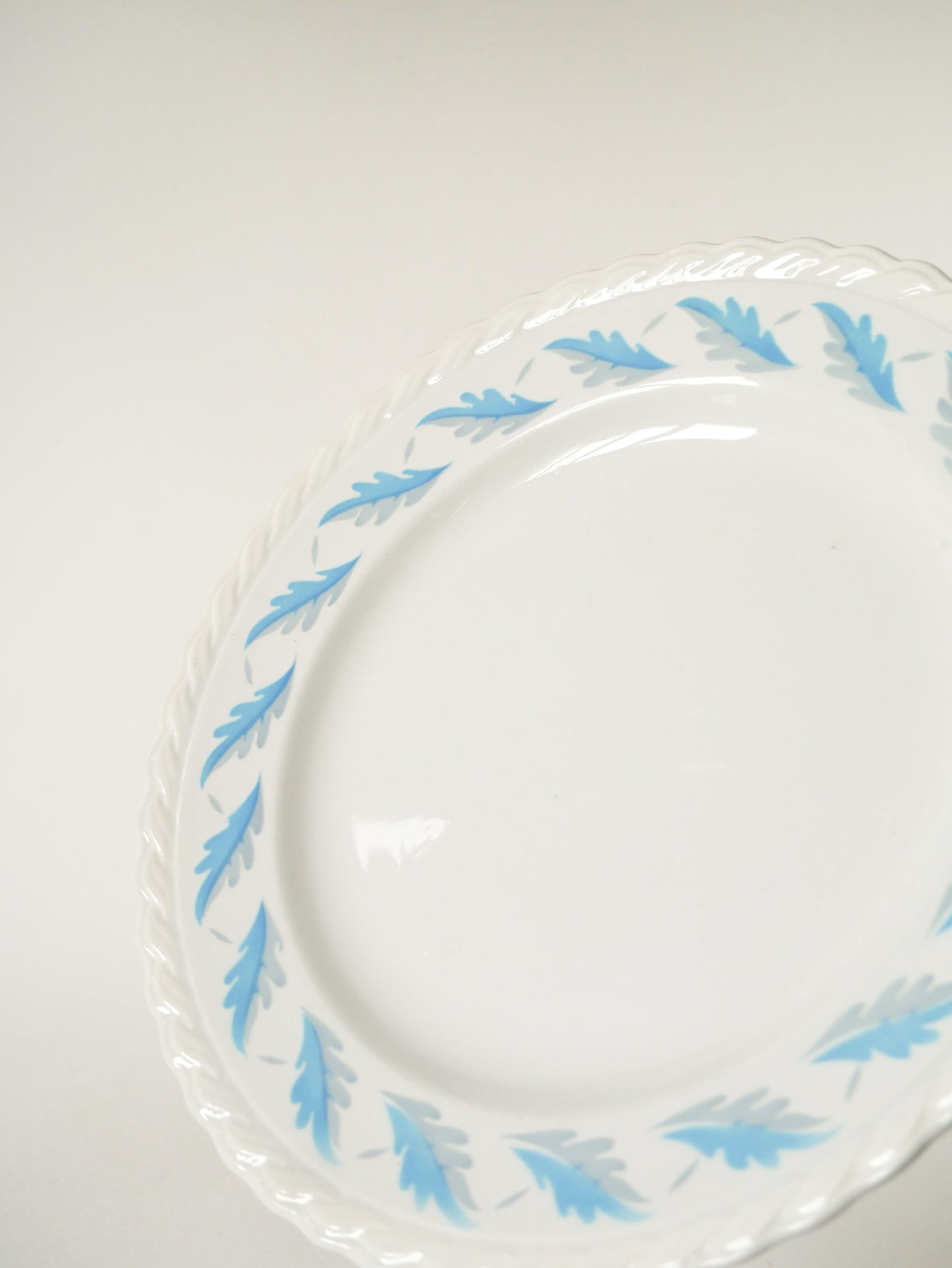 Plat rond dentelé Gien, motifs feuilles Bleu et Gris, 1960