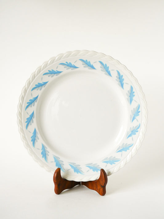 Plat rond dentelé Gien, motifs feuilles Bleu et Gris, 1960