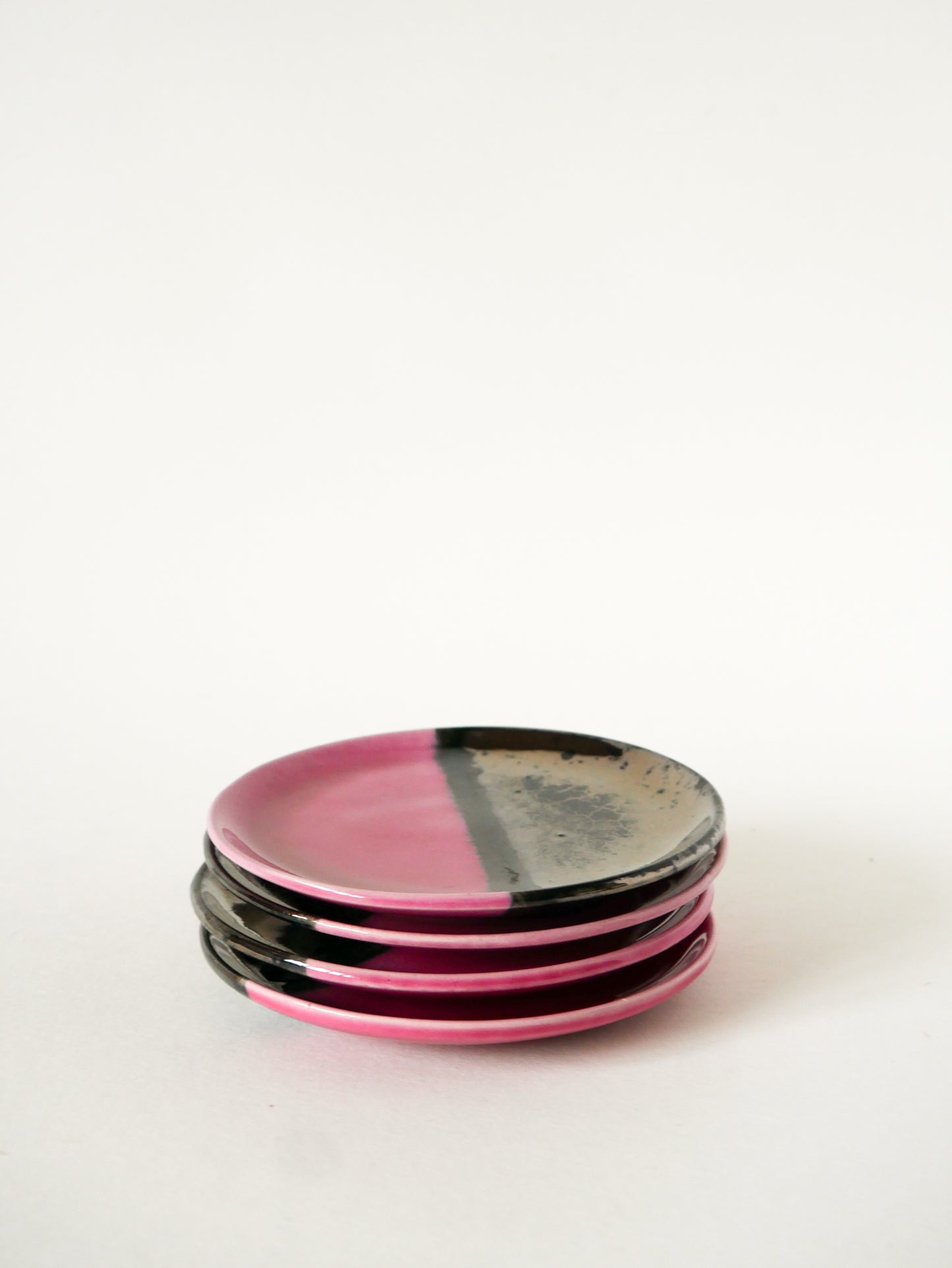 Ensemble de 4 mini assiettes Vallauris en céramique bicolore, Rose et Noir Irisé, 1970