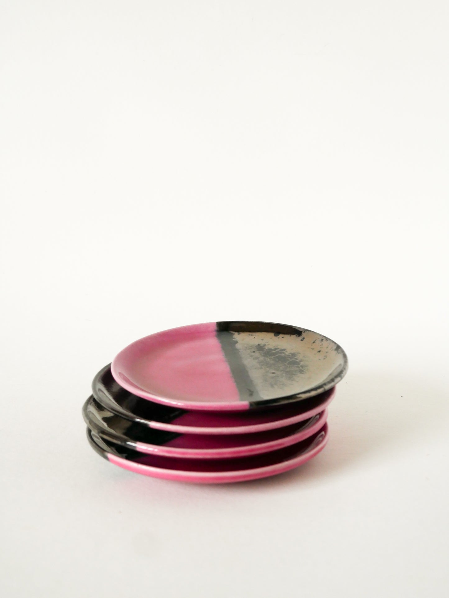 Ensemble de 4 mini assiettes Vallauris en céramique bicolore, Rose et Noir Irisé, 1970