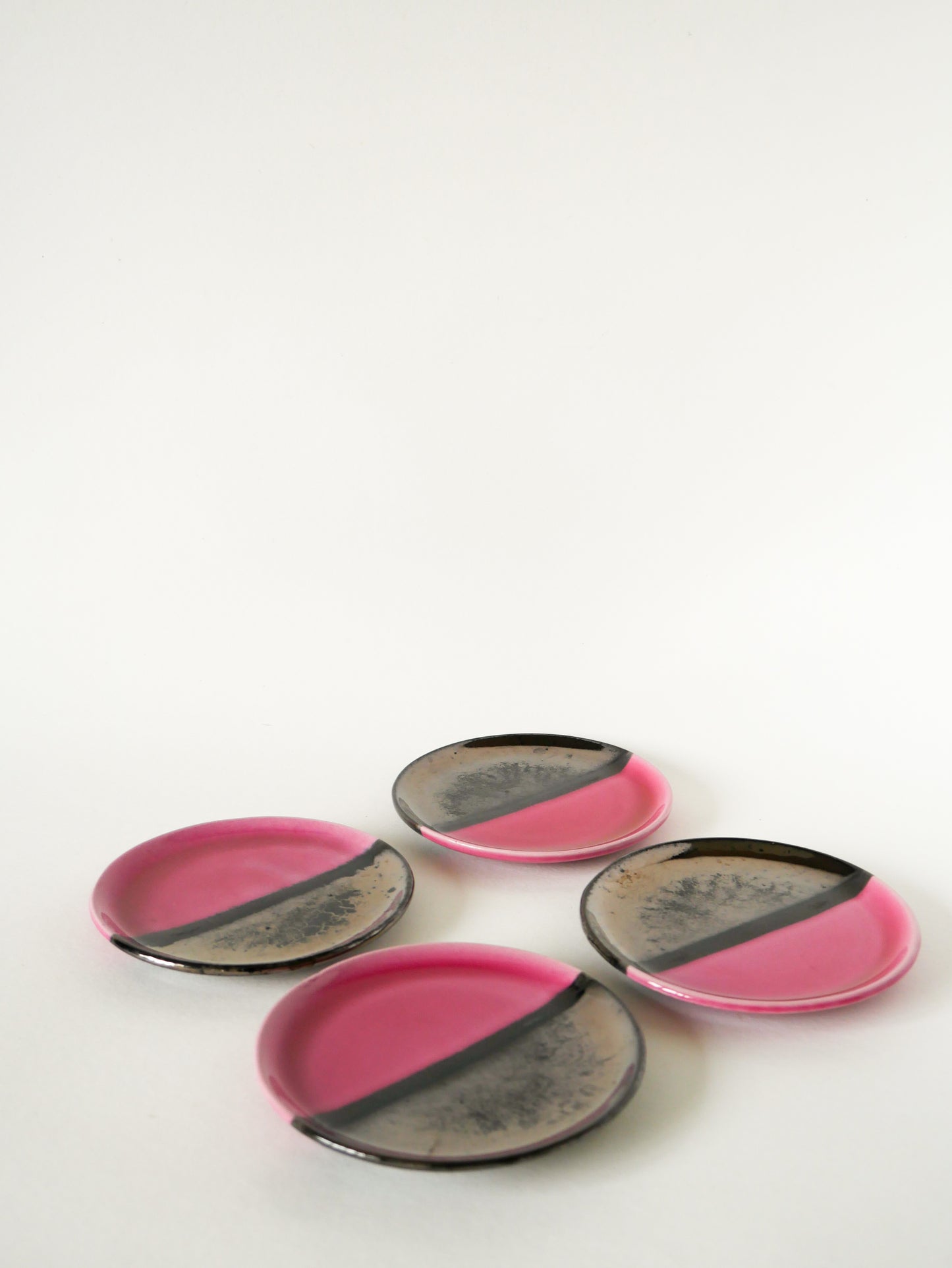 Ensemble de 4 mini assiettes Vallauris en céramique bicolore, Rose et Noir Irisé, 1970