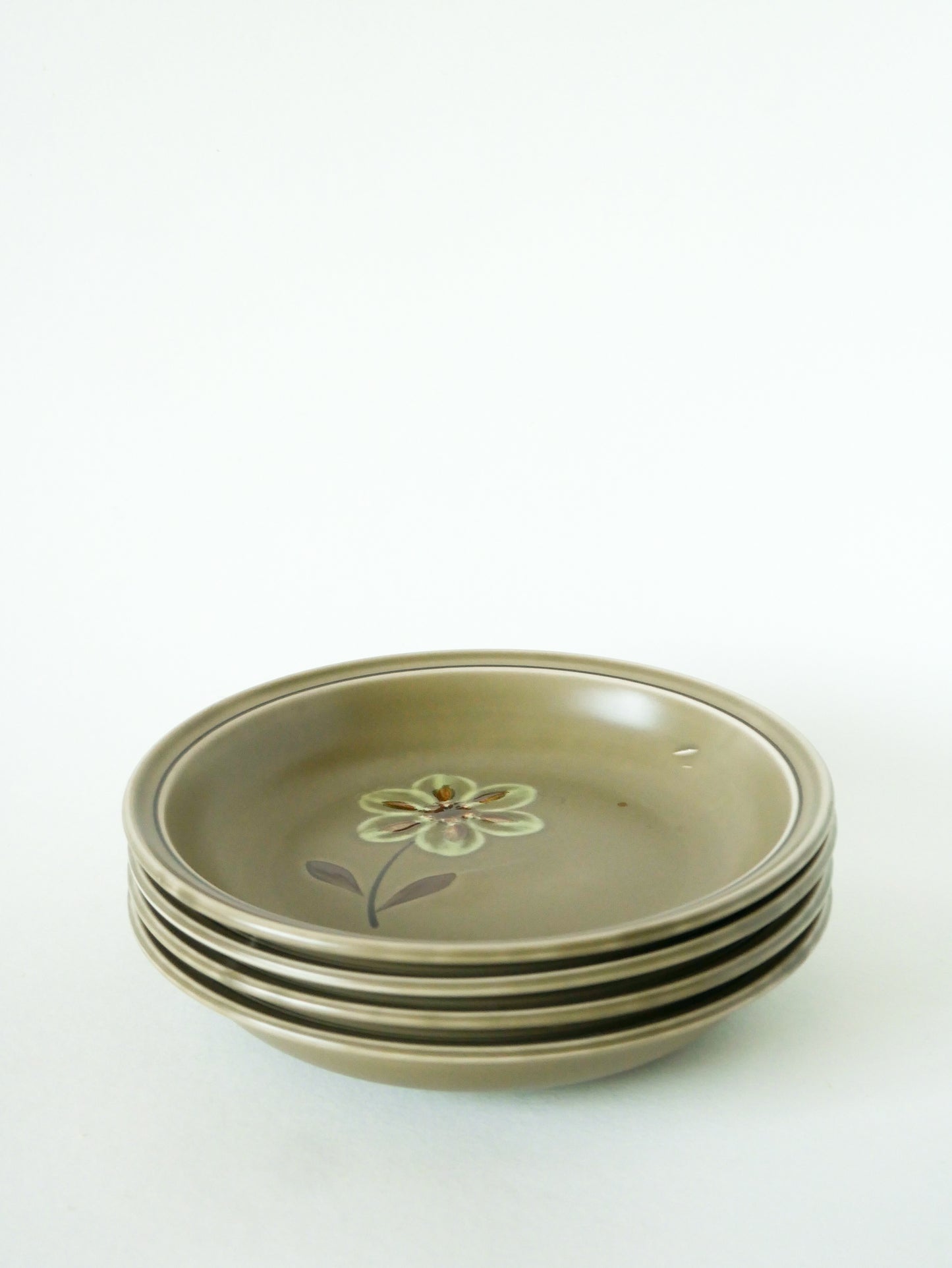 Lot de 4 assiettes creuses en grès, Ateliers du Revernay, modèle Fleurs, 1970