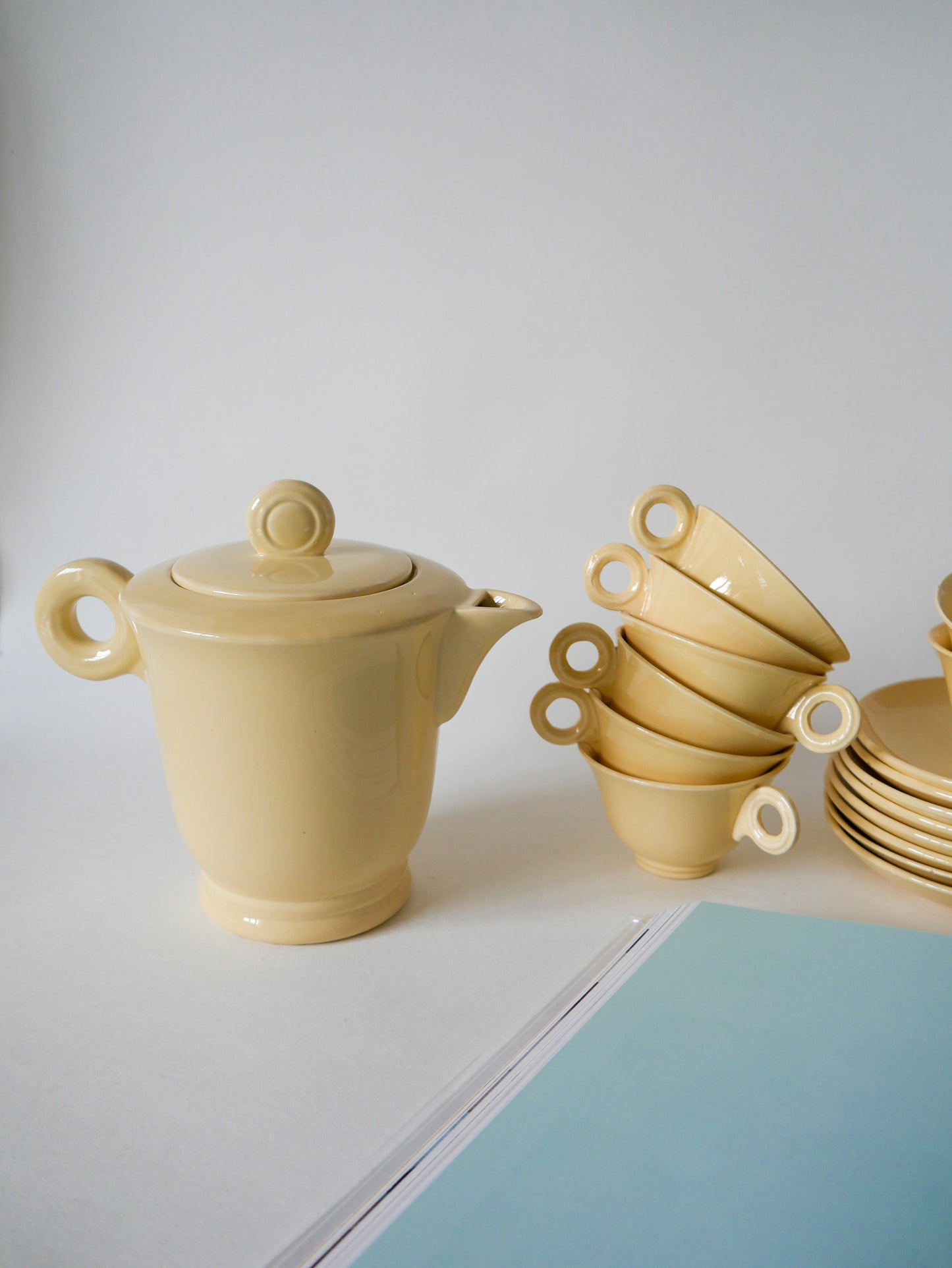 Service à thé composé d'une théière et de 8 tasses en céramique Digoin Sarreguemines crème Design 1950