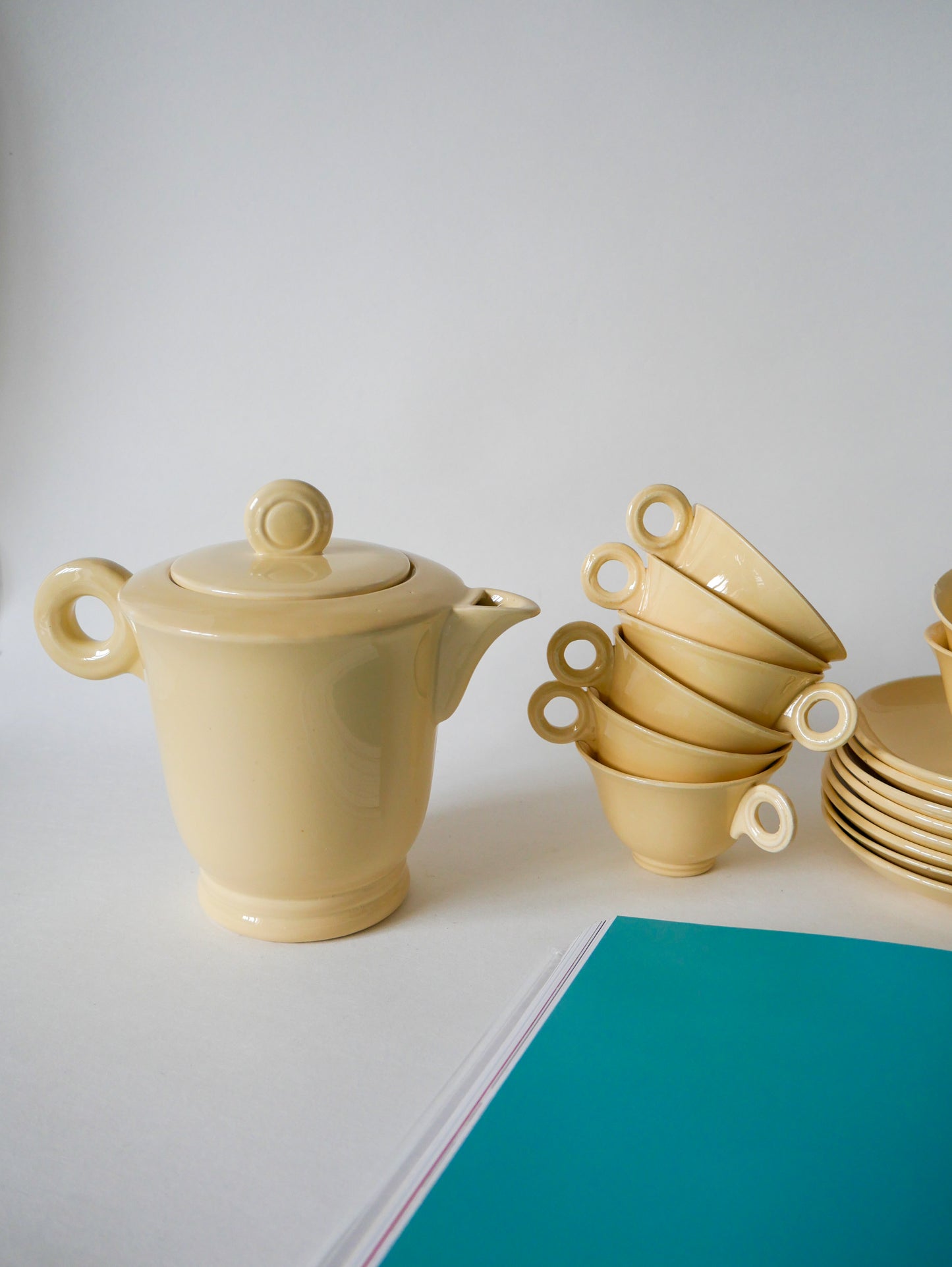 Service à thé composé d'une théière et de 8 tasses en céramique Digoin Sarreguemines crème Design 1950