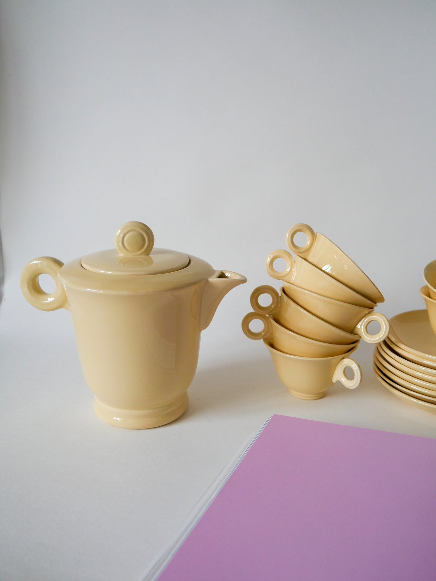 Service à thé composé d'une théière et de 8 tasses en céramique Digoin Sarreguemines crème Design 1950