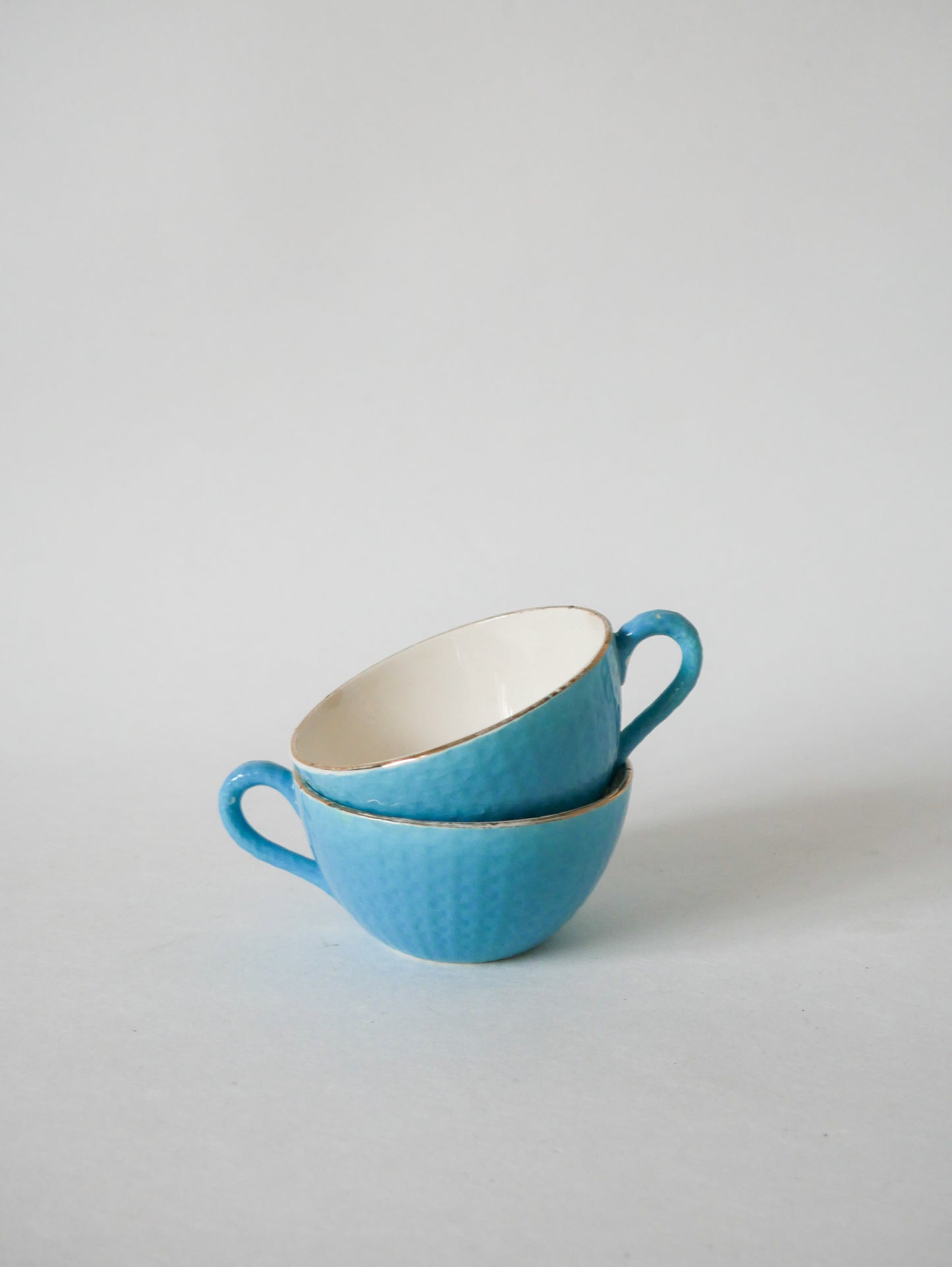 Paire de tasses Digoin Sarreguemines texturées bleu ciel et liseré doré 1950