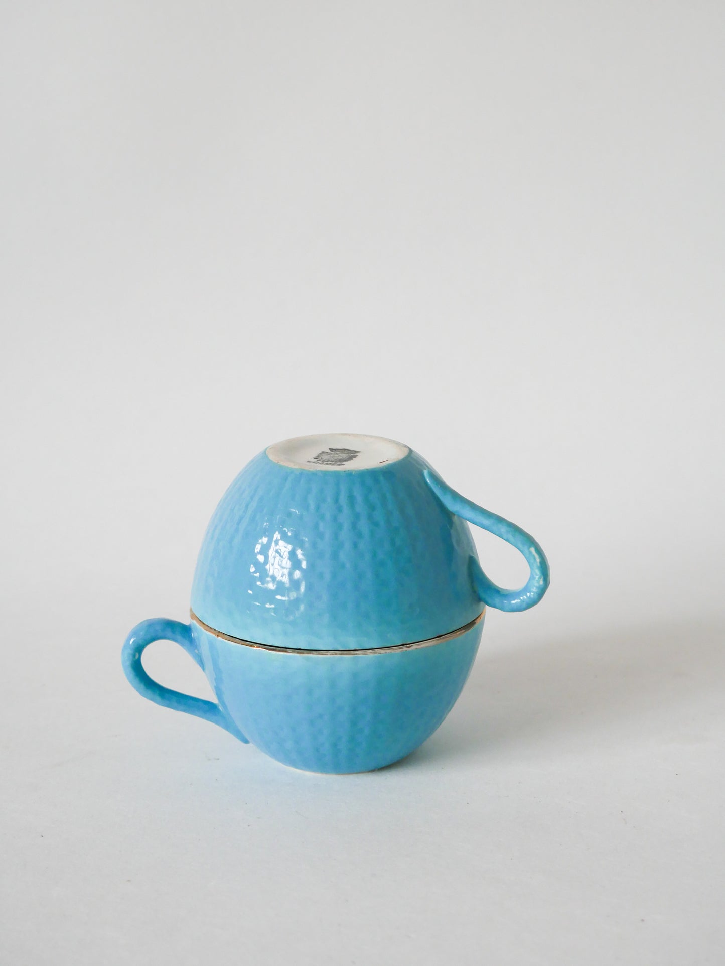 Paire de tasses Digoin Sarreguemines texturées bleu ciel et liseré doré 1950