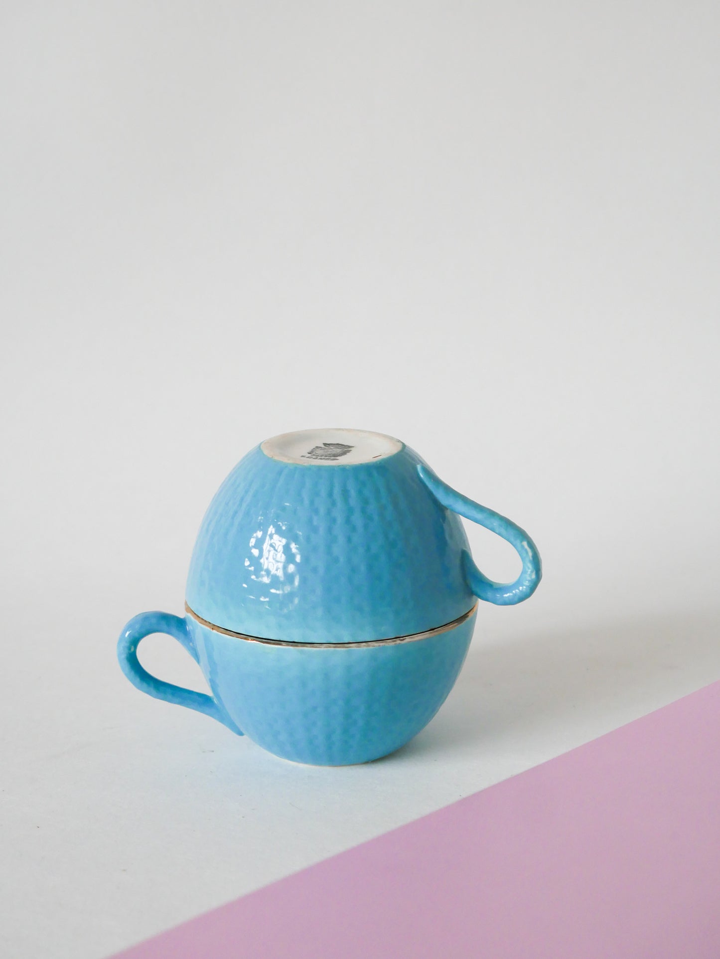 Paire de tasses Digoin Sarreguemines texturées bleu ciel et liseré doré 1950