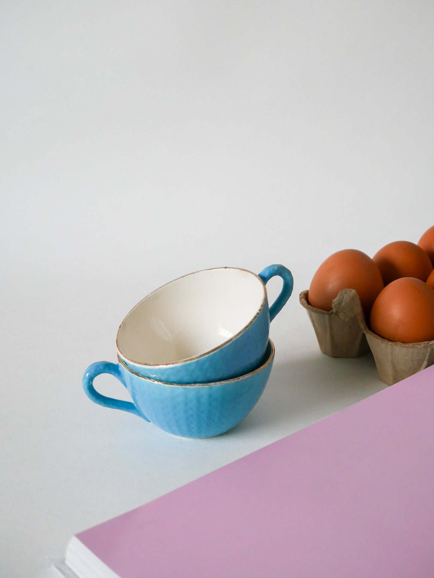 Paire de tasses Digoin Sarreguemines texturées bleu ciel et liseré doré 1950