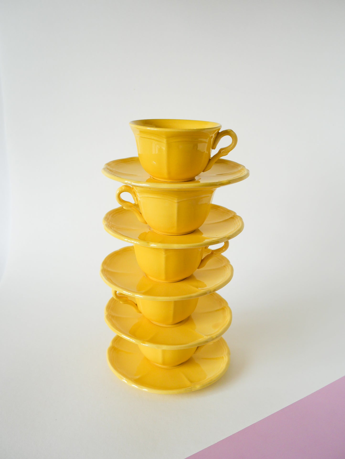 Ensemble de 5 tasses et sous-tasse Badonviller jaune citron, 1960