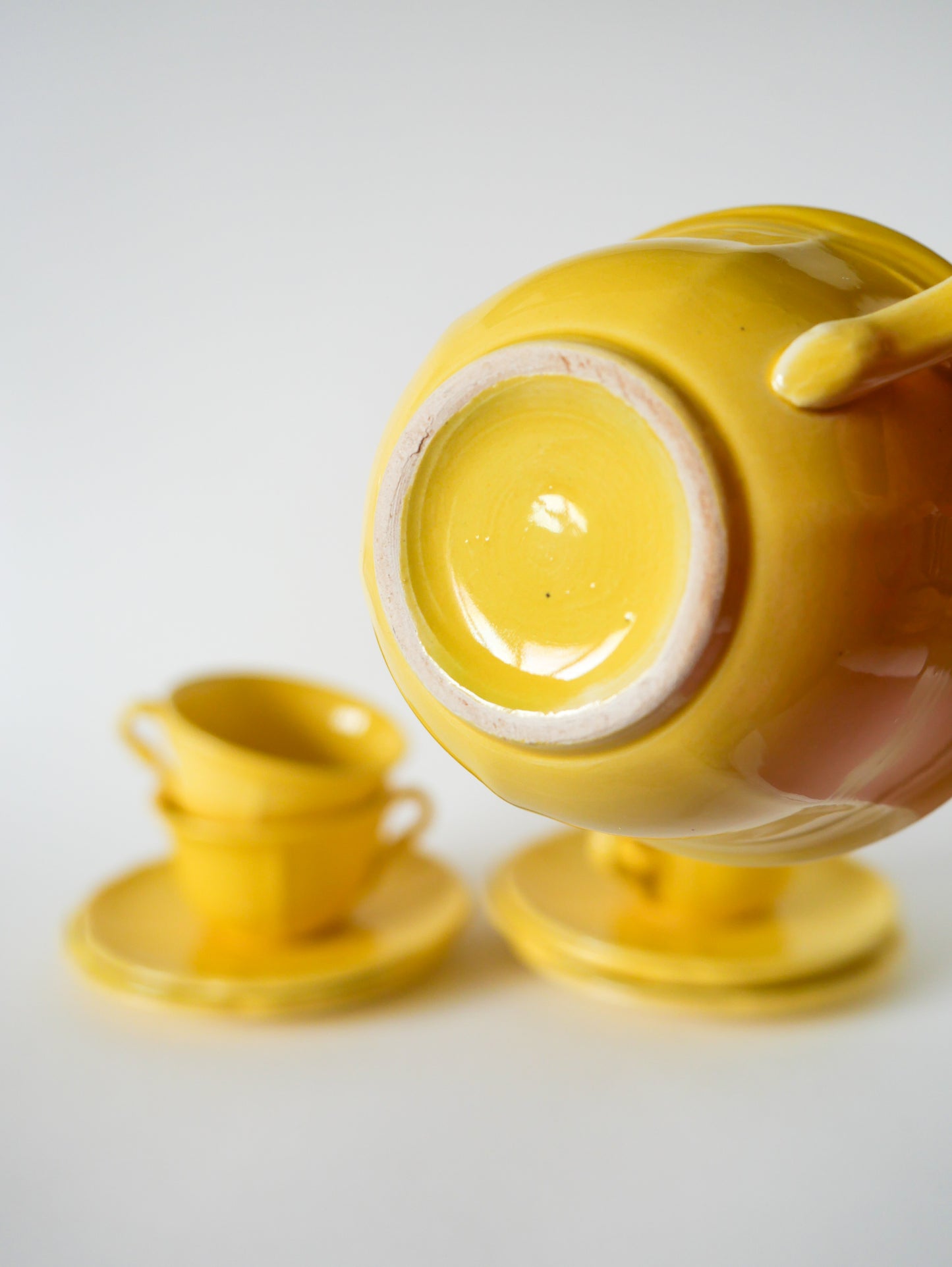 Ensemble de 5 tasses et sous-tasse Badonviller jaune citron, 1960