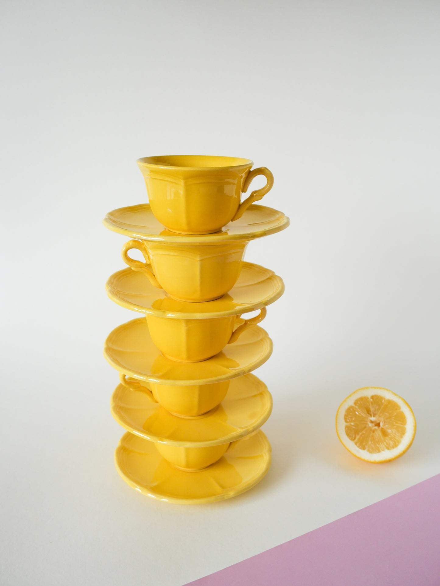 Ensemble de 5 tasses et sous-tasse Badonviller jaune citron, 1960