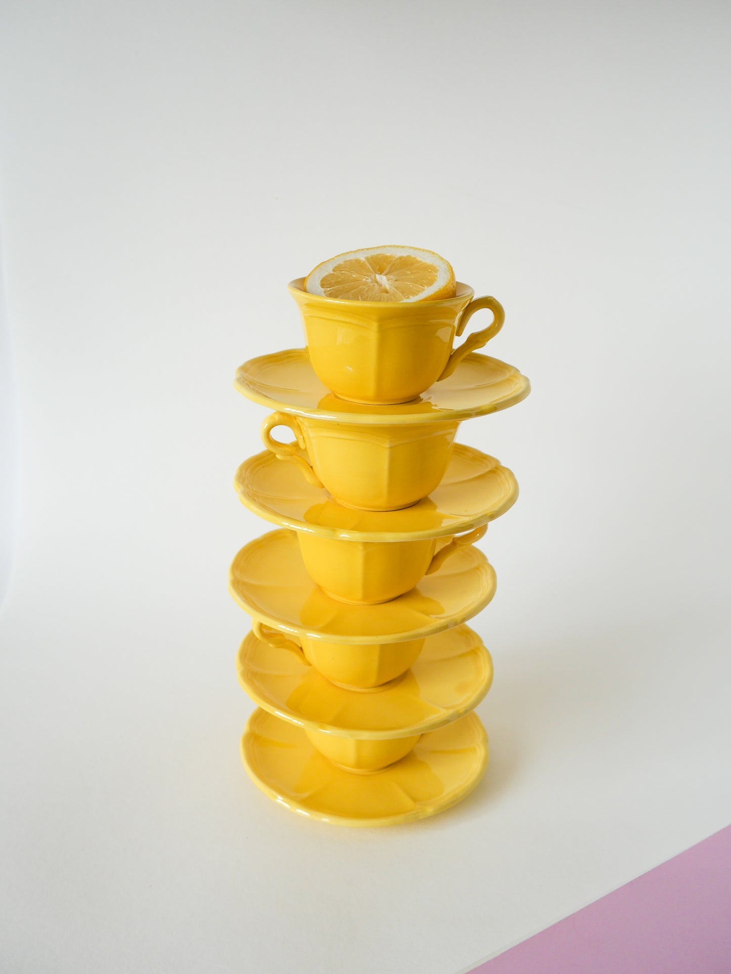 Ensemble de 5 tasses et sous-tasse Badonviller jaune citron, 1960