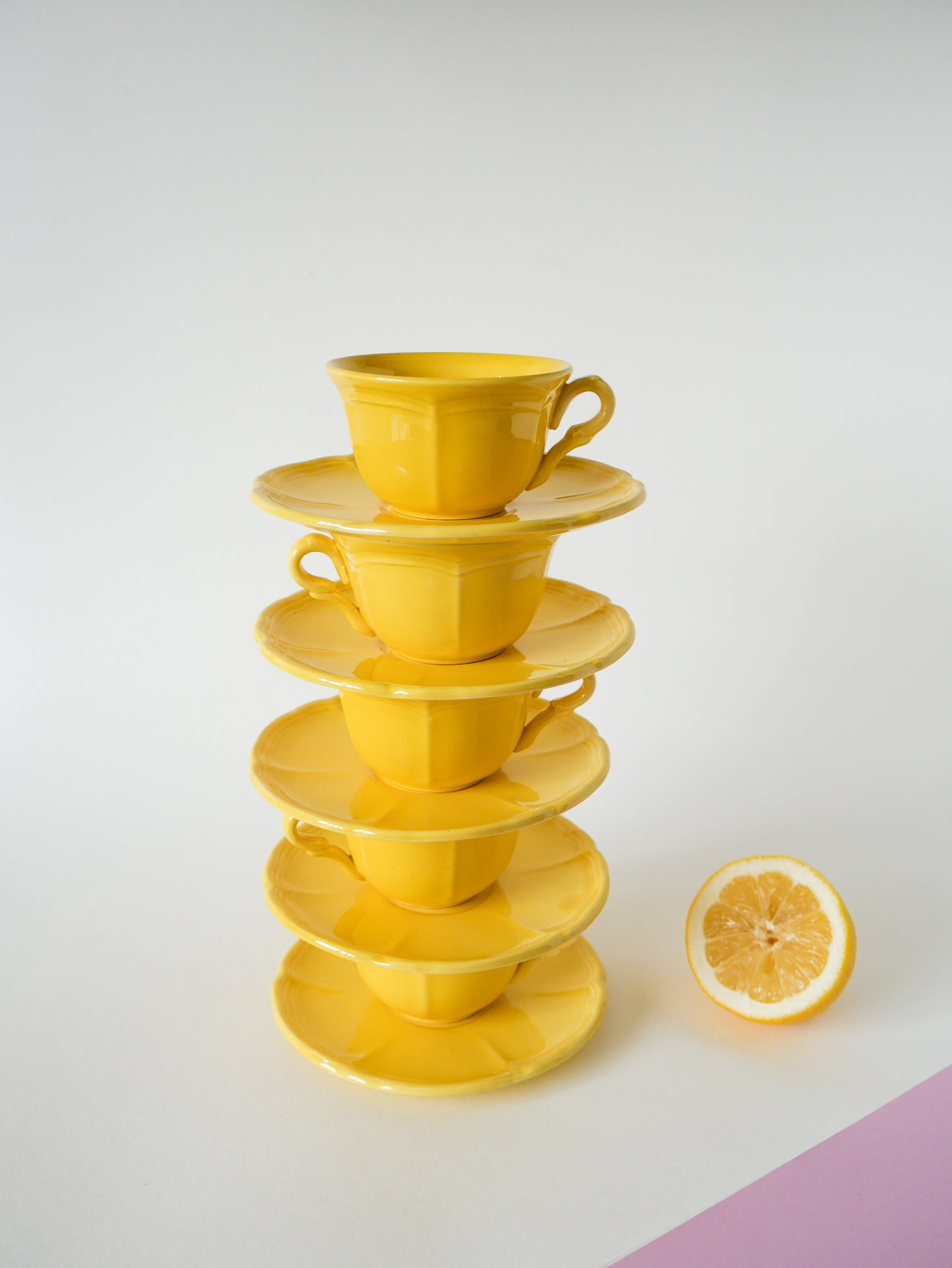 Ensemble de 5 tasses et sous-tasse Badonviller jaune citron, 1960