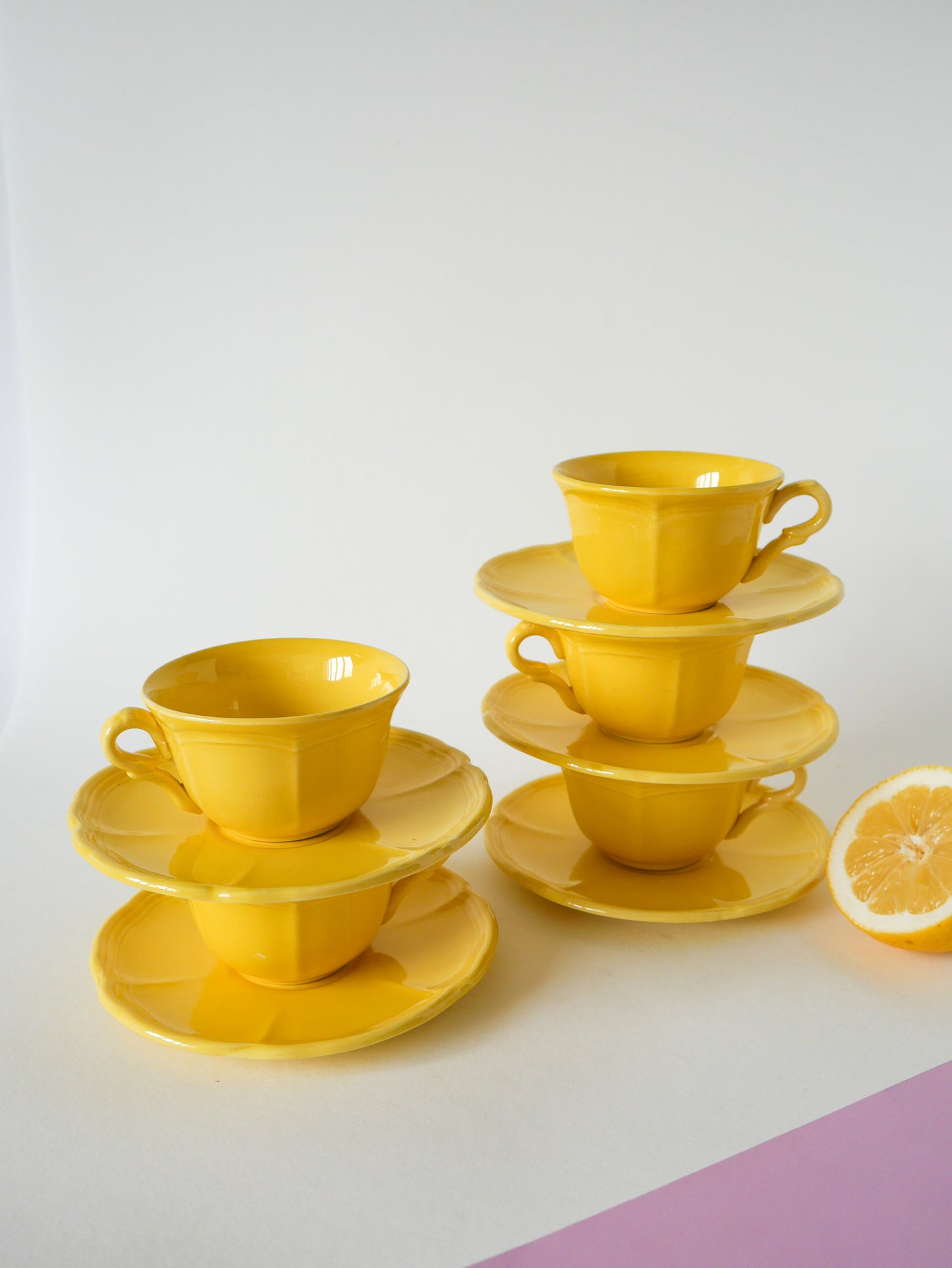 Ensemble de 5 tasses et sous-tasse Badonviller jaune citron, 1960