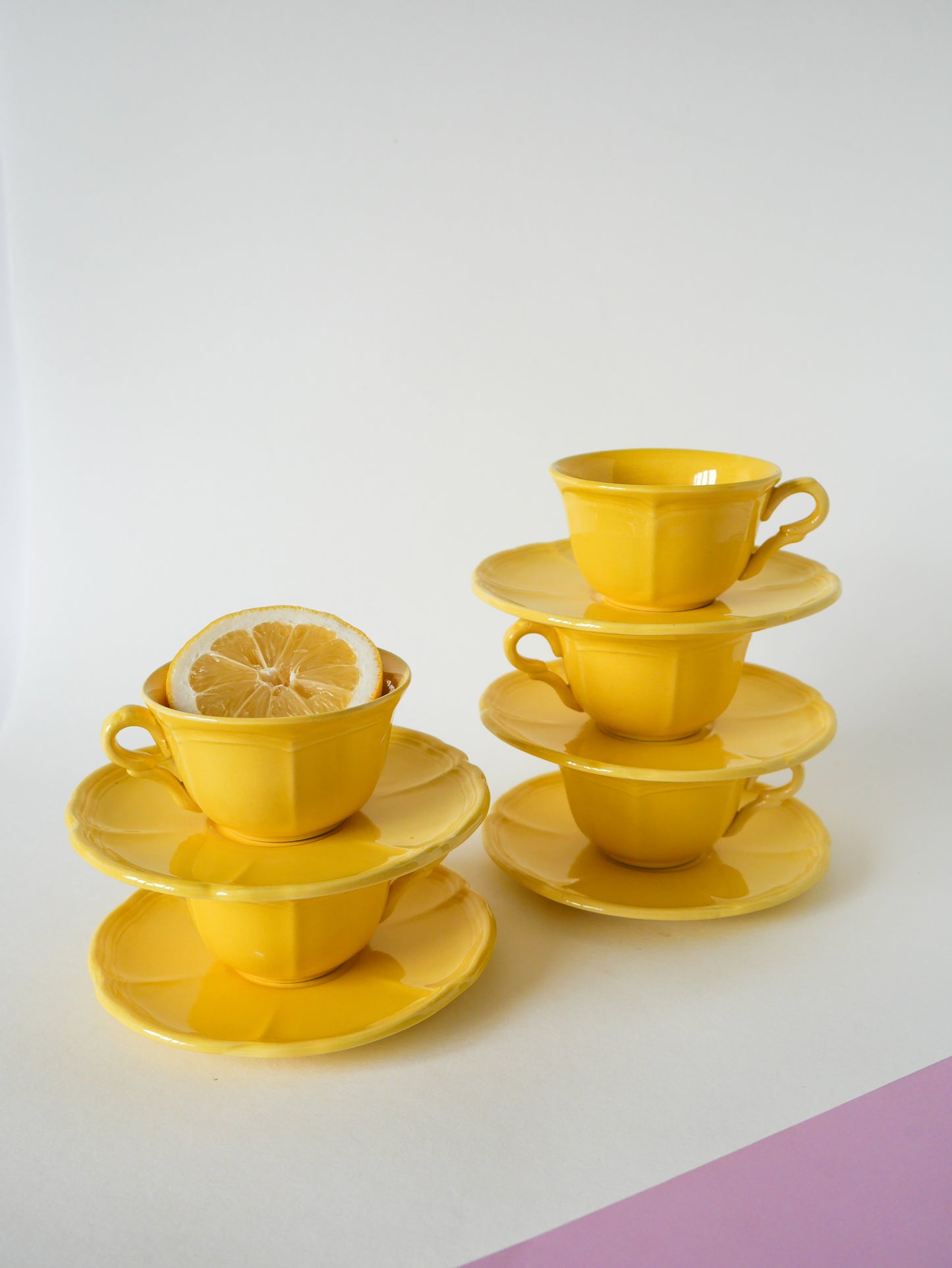 Ensemble de 5 tasses et sous-tasse Badonviller jaune citron, 1960