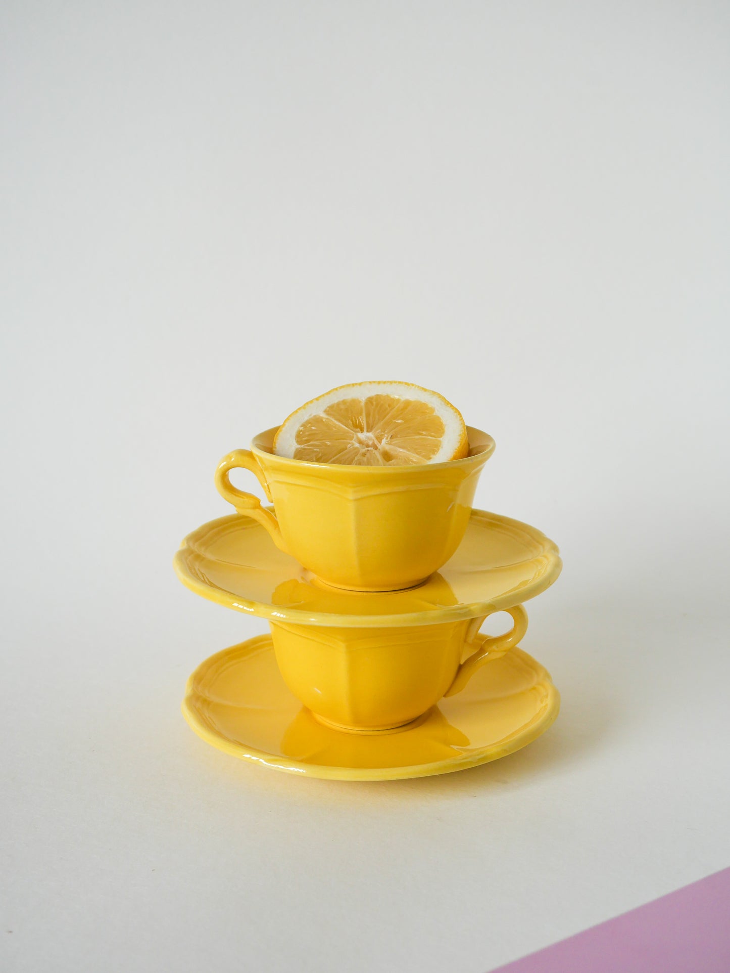 Ensemble de 5 tasses et sous-tasse Badonviller jaune citron, 1960