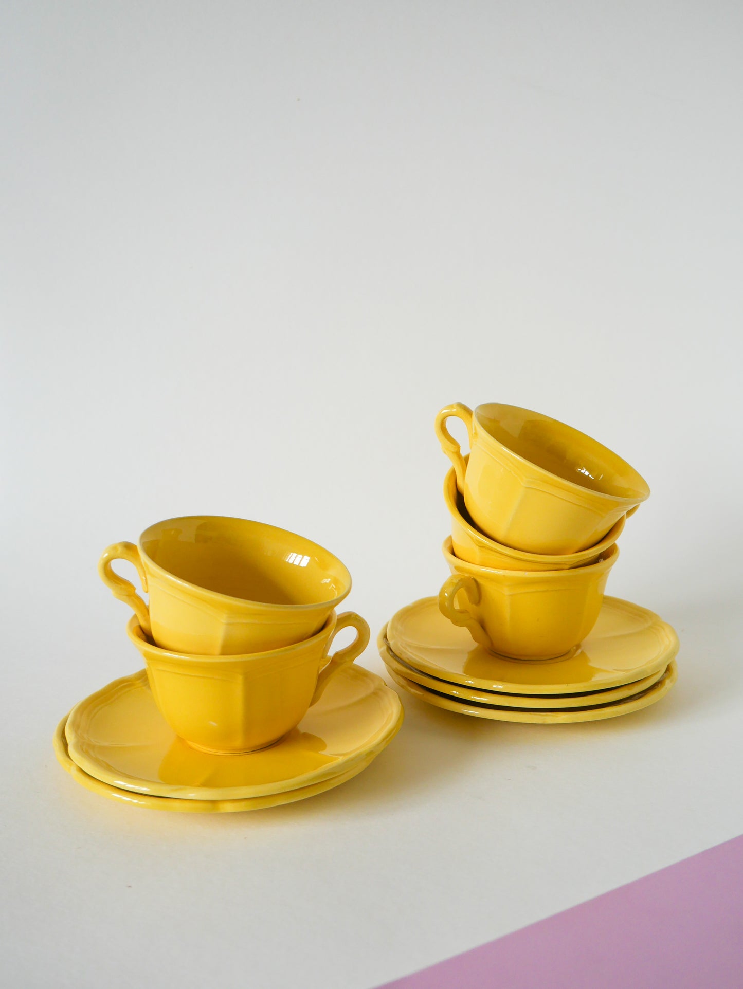 Ensemble de 5 tasses et sous-tasse Badonviller jaune citron, 1960