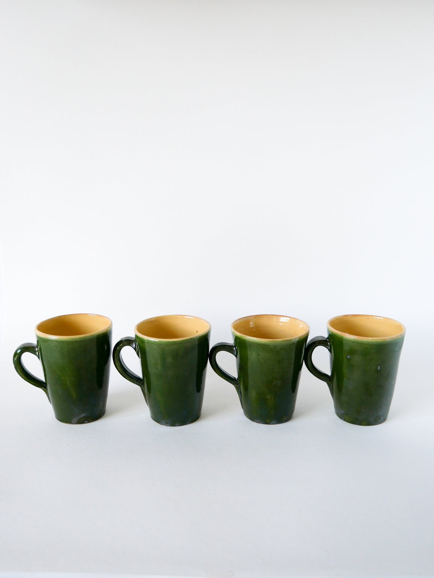 Ensemble de 4 mugs verts en grès vernissé, céramique, 1970