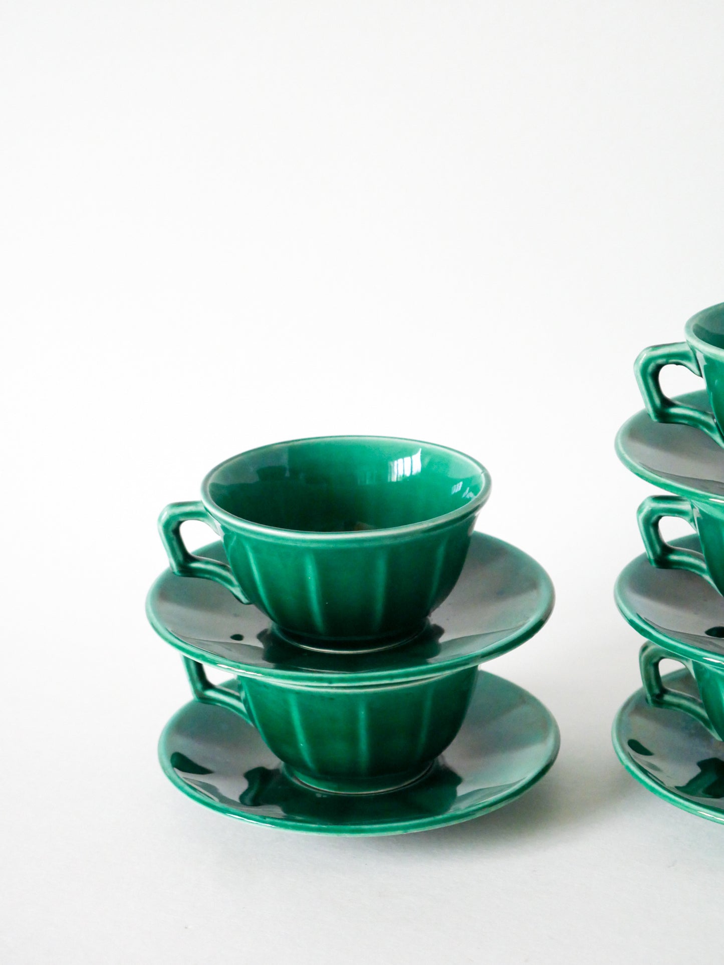 Ensemble de 5 tasses à café et soucoupes en barbotine, Vert, 1960