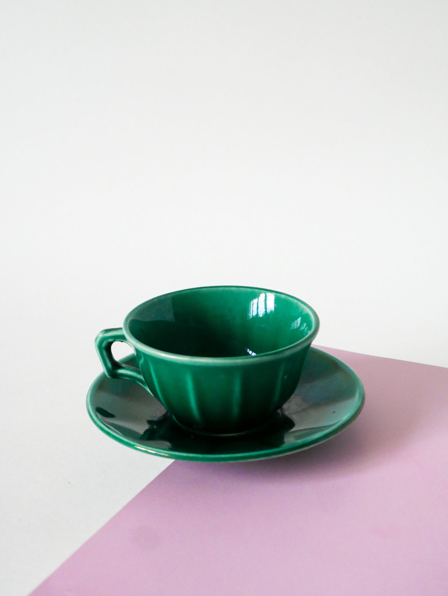 Ensemble de 5 tasses à café et soucoupes en barbotine, Vert, 1960