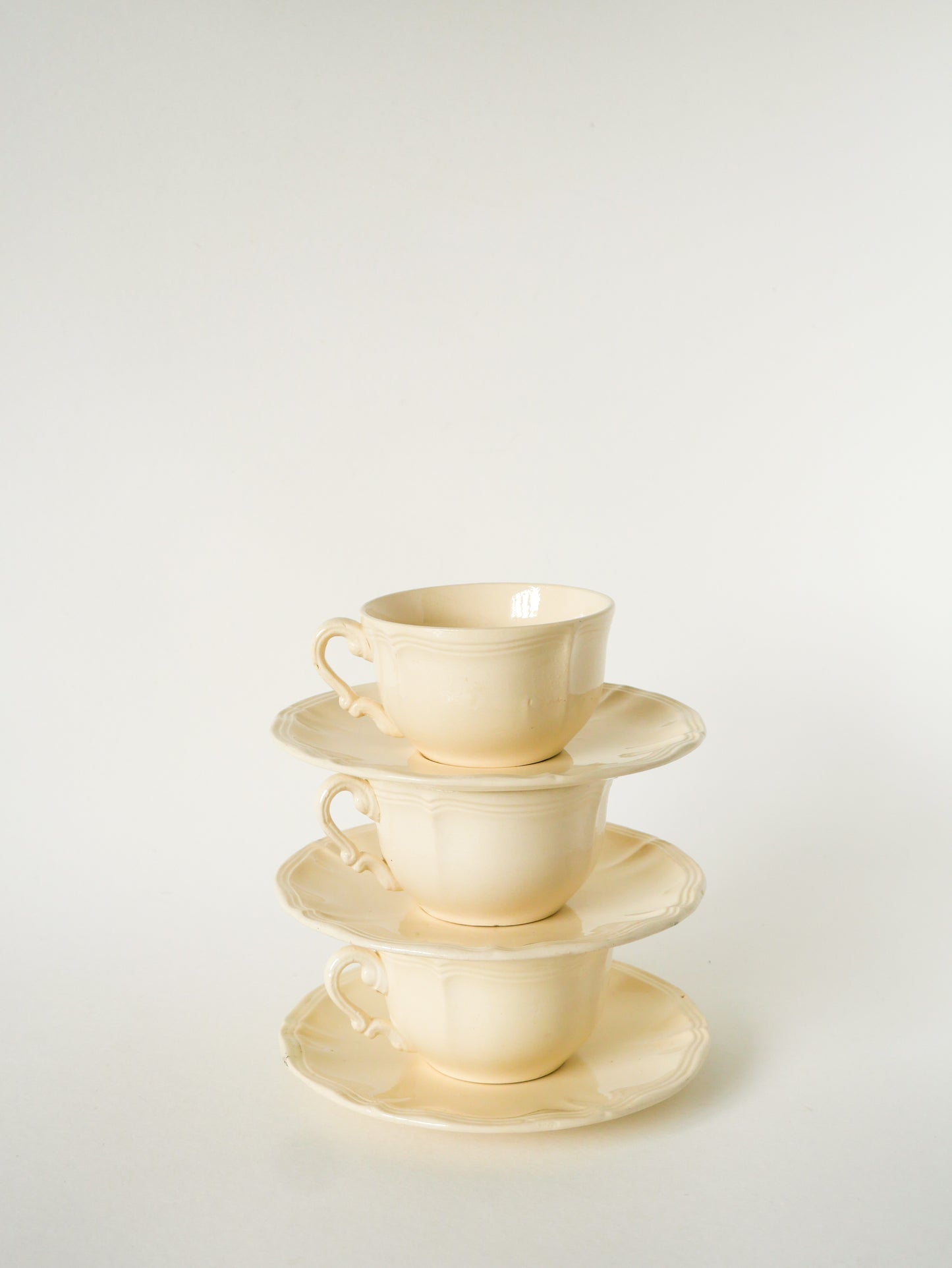 Ensemble de 4 tasses à café et soucoupes Digoin Sarreguemines, Crème, 1950