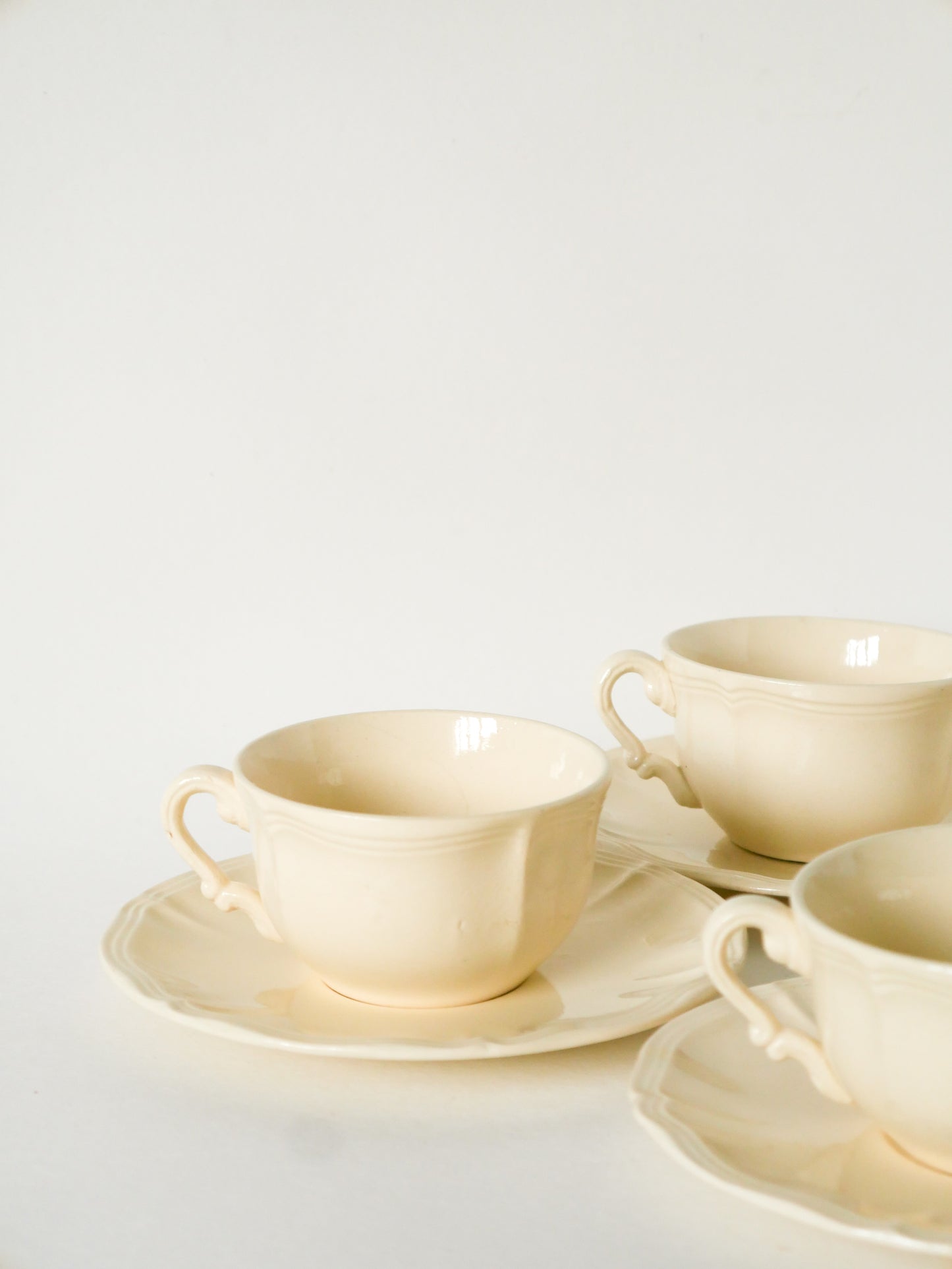 Ensemble de 4 tasses à café et soucoupes Digoin Sarreguemines, Crème, 1950