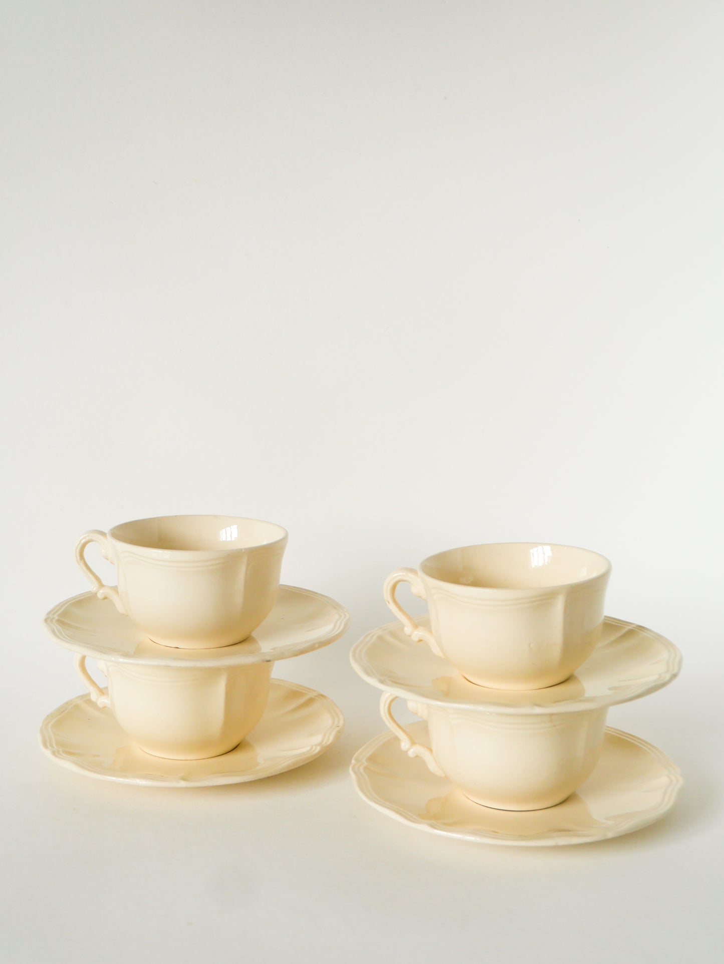 Ensemble de 4 tasses à café et soucoupes Digoin Sarreguemines, Crème, 1950