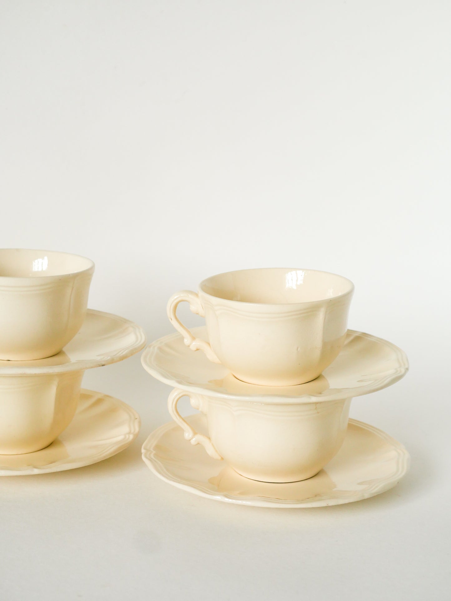 Ensemble de 4 tasses à café et soucoupes Digoin Sarreguemines, Crème, 1950