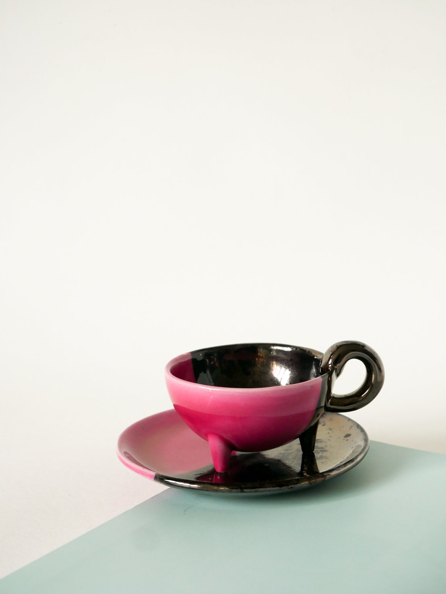 Duo de tasses tripodes et soucoupes Vallauris en céramique bicolore, Rose et Noir Irisé, 1970