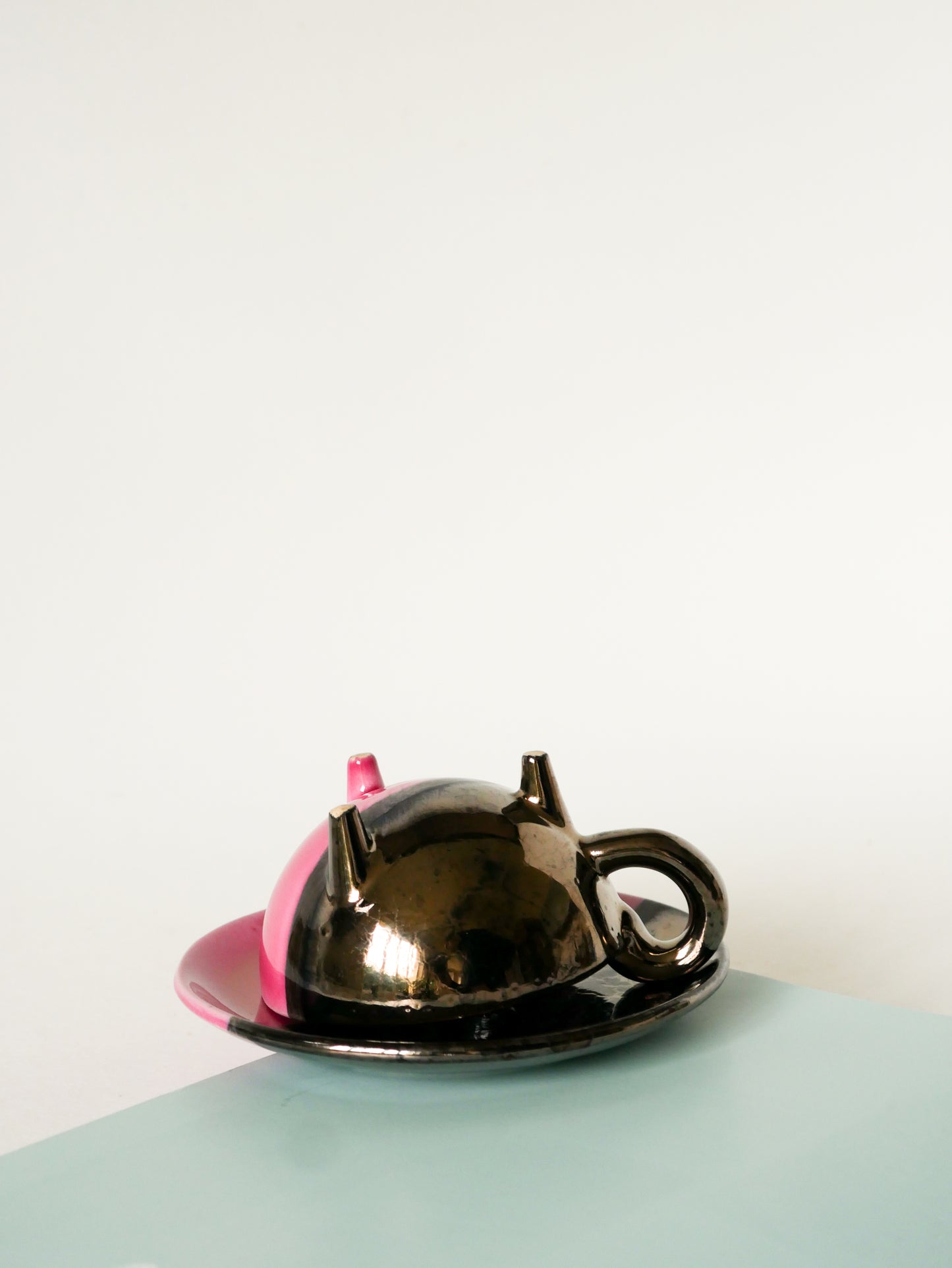 Duo de tasses tripodes et soucoupes Vallauris en céramique bicolore, Rose et Noir Irisé, 1970