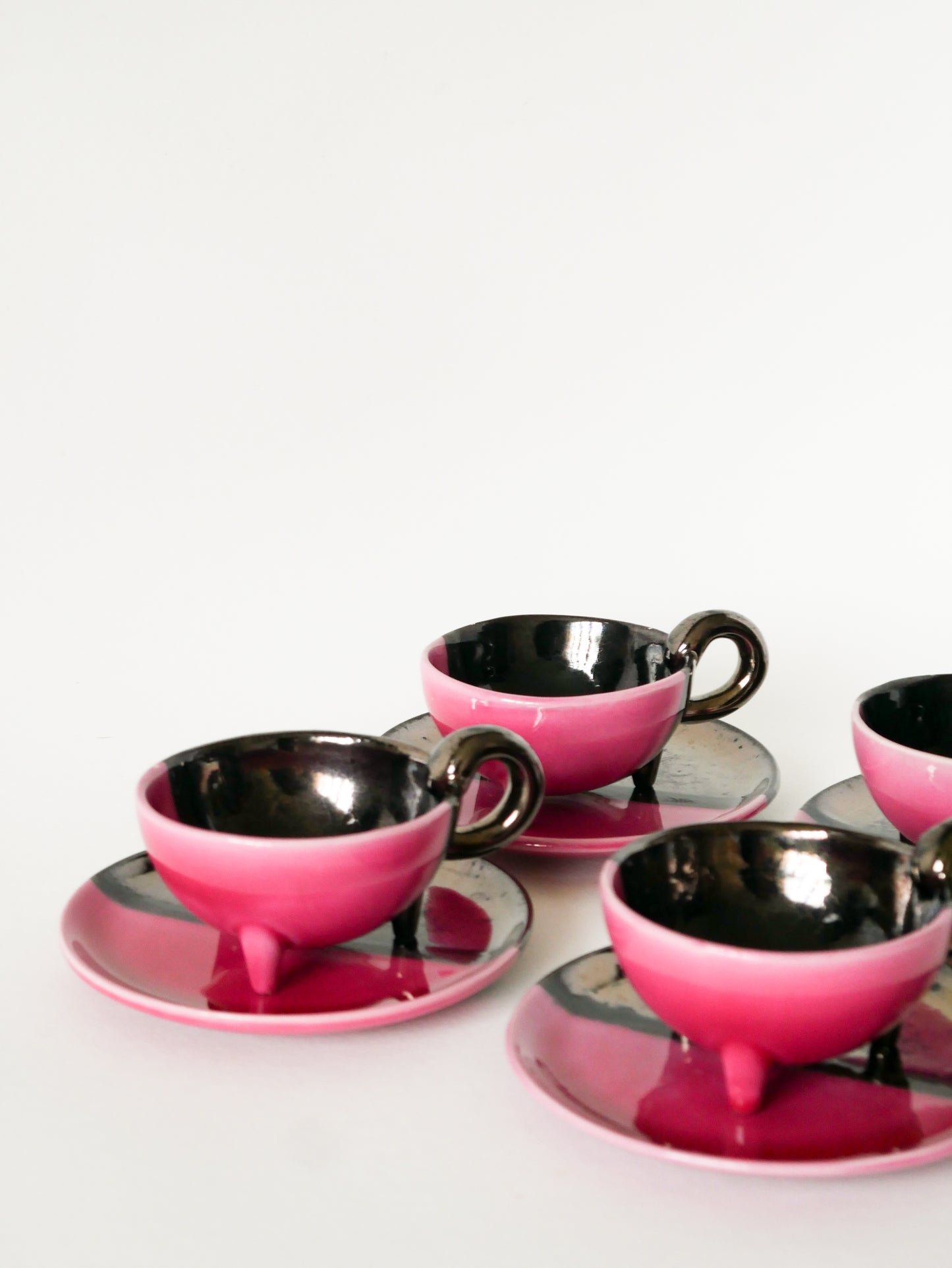 Duo de tasses tripodes et soucoupes Vallauris en céramique bicolore, Rose et Noir Irisé, 1970