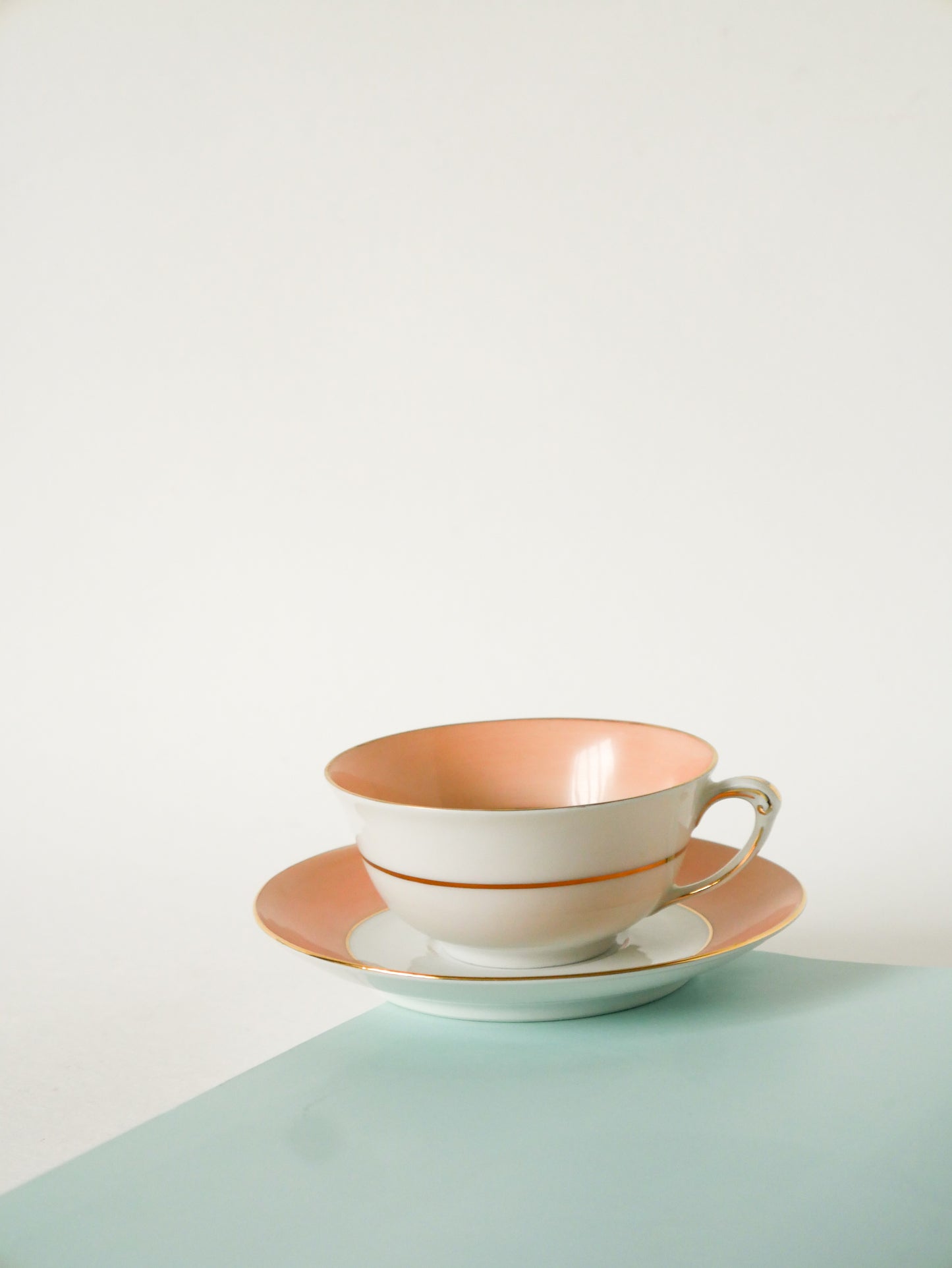 Duo de tasses à café colorées GDA Limoges, Rose et Jaune, Made in France, 1950