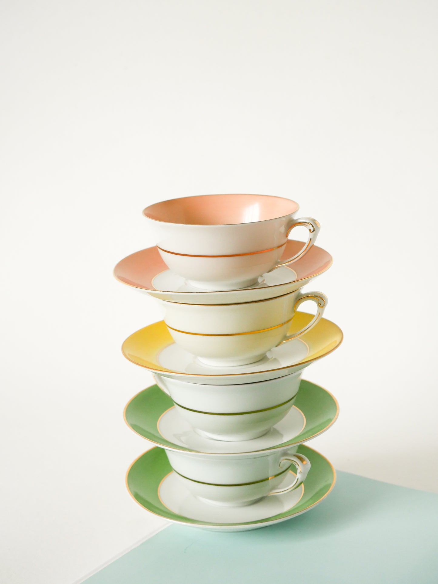 Duo de tasses à café colorées GDA Limoges, Rose et Jaune, Made in France, 1950