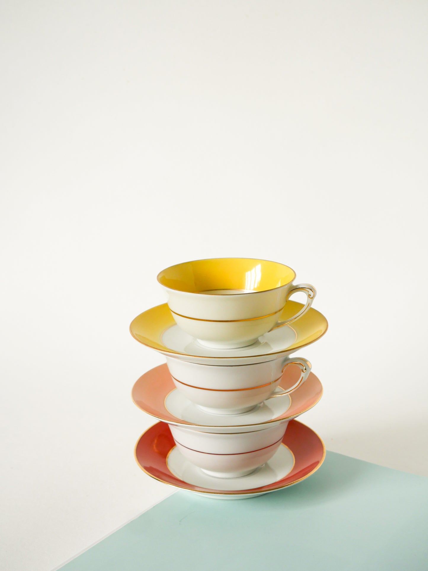 Duo de tasses à café colorées GDA Limoges, Rose et Jaune, Made in France, 1950