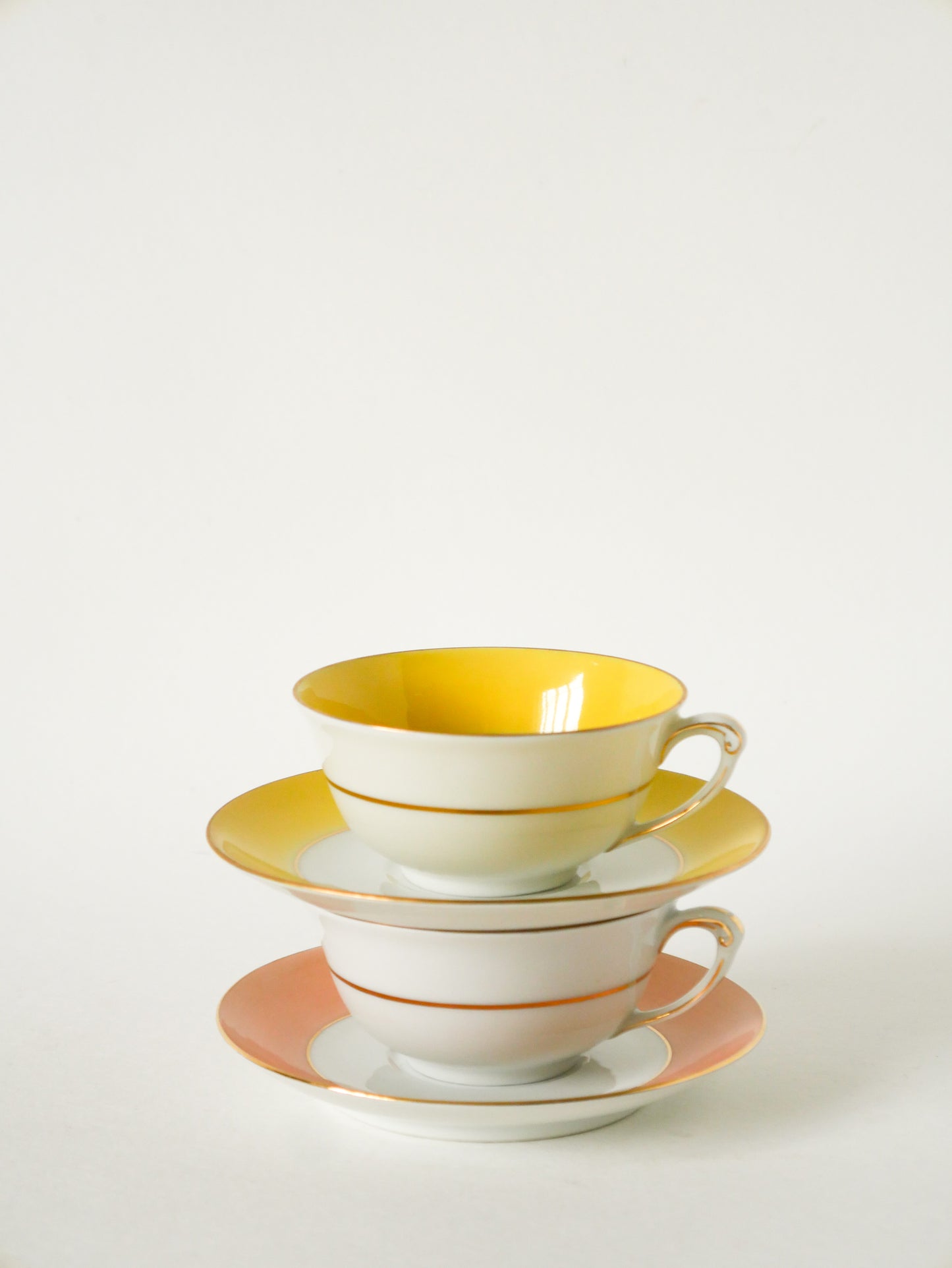 Duo de tasses à café colorées GDA Limoges, Rose et Jaune, Made in France, 1950