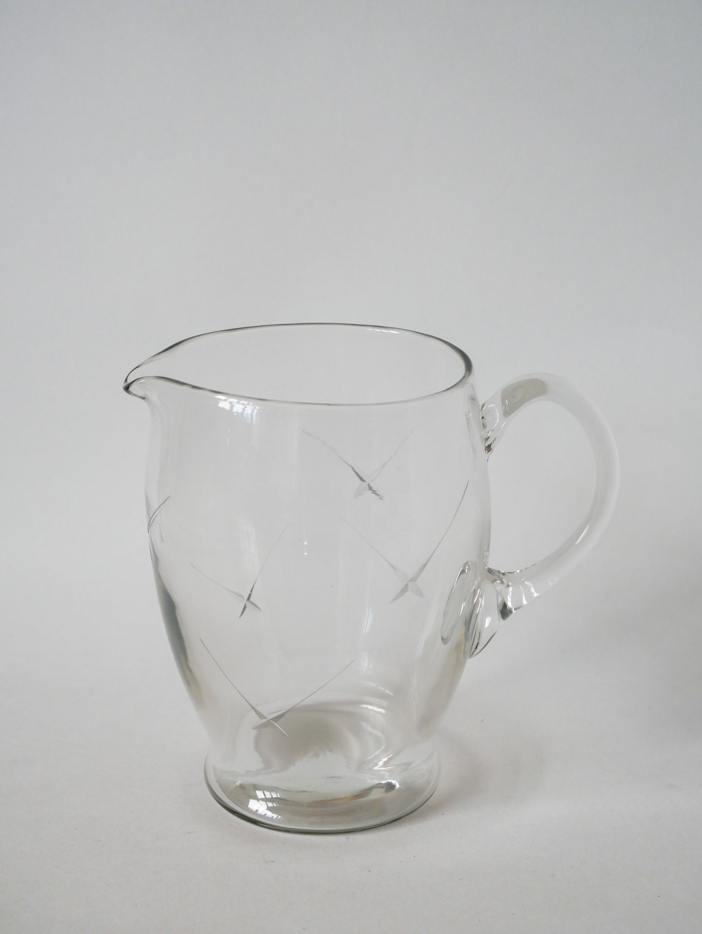 Pichet en verre ciselé étoile 1960