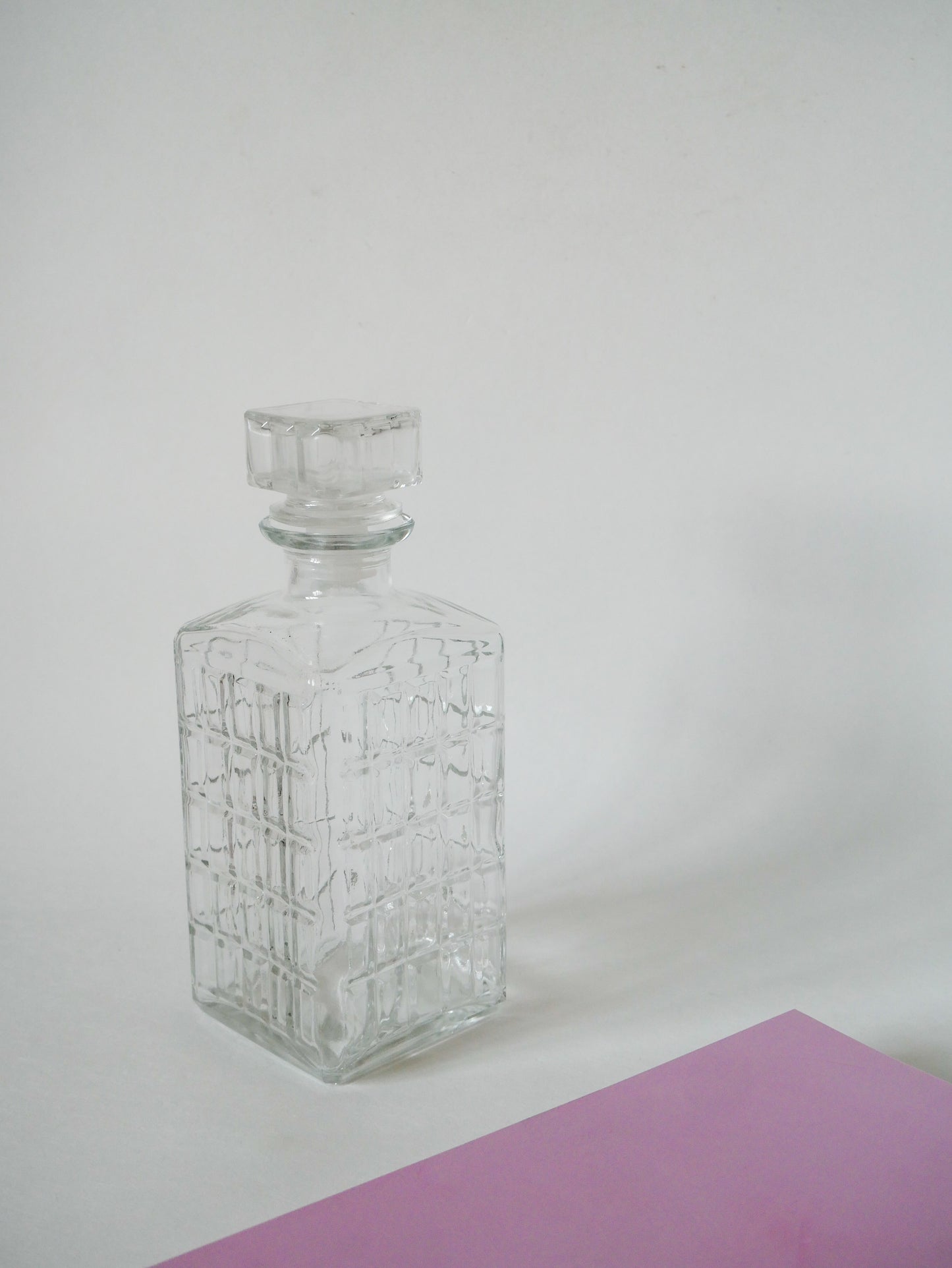 Carafe à whisky facettée, bouchon simple, 1970