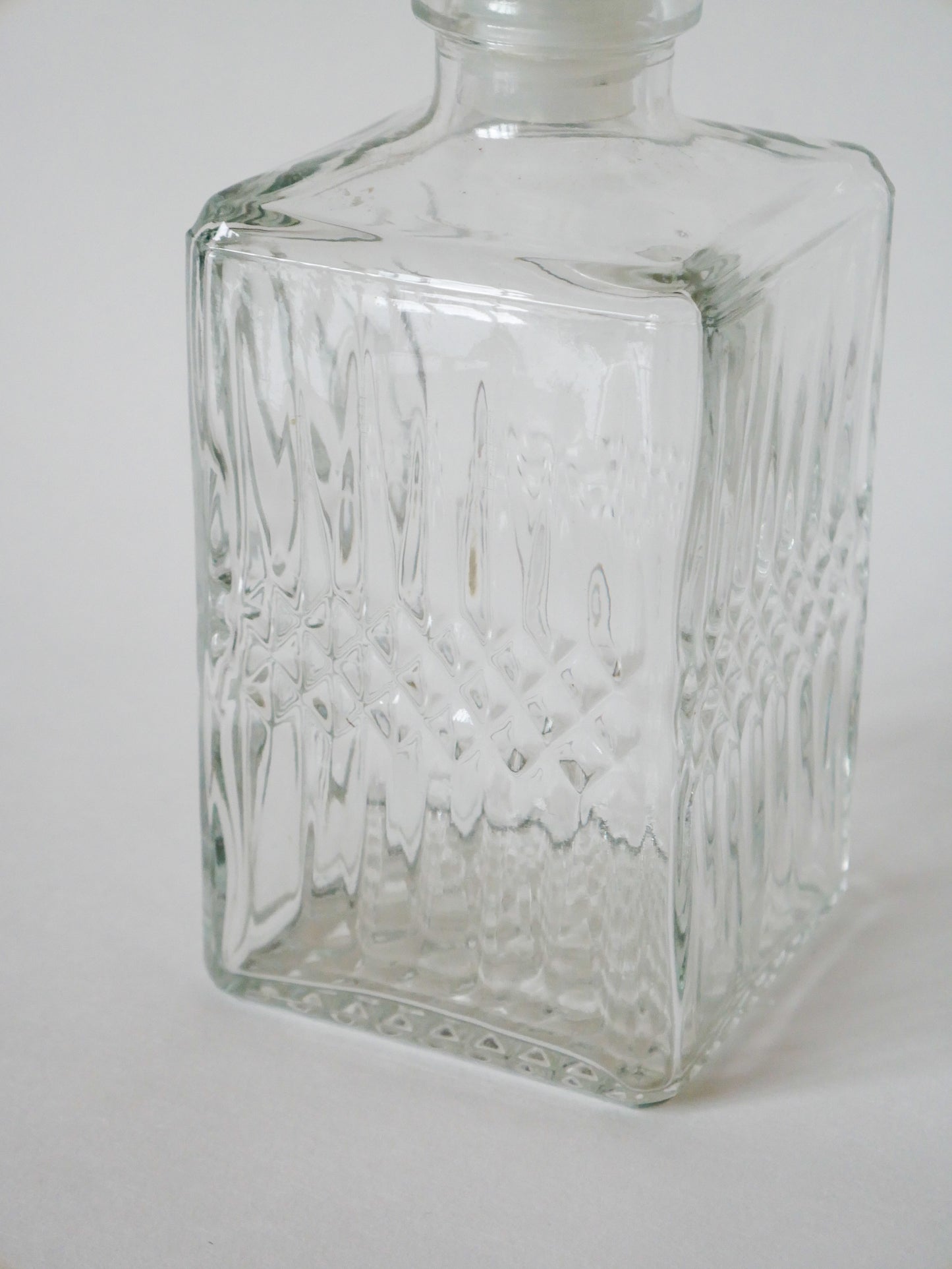 Carafe à whisky facettée, bouchon travaillé, 1970