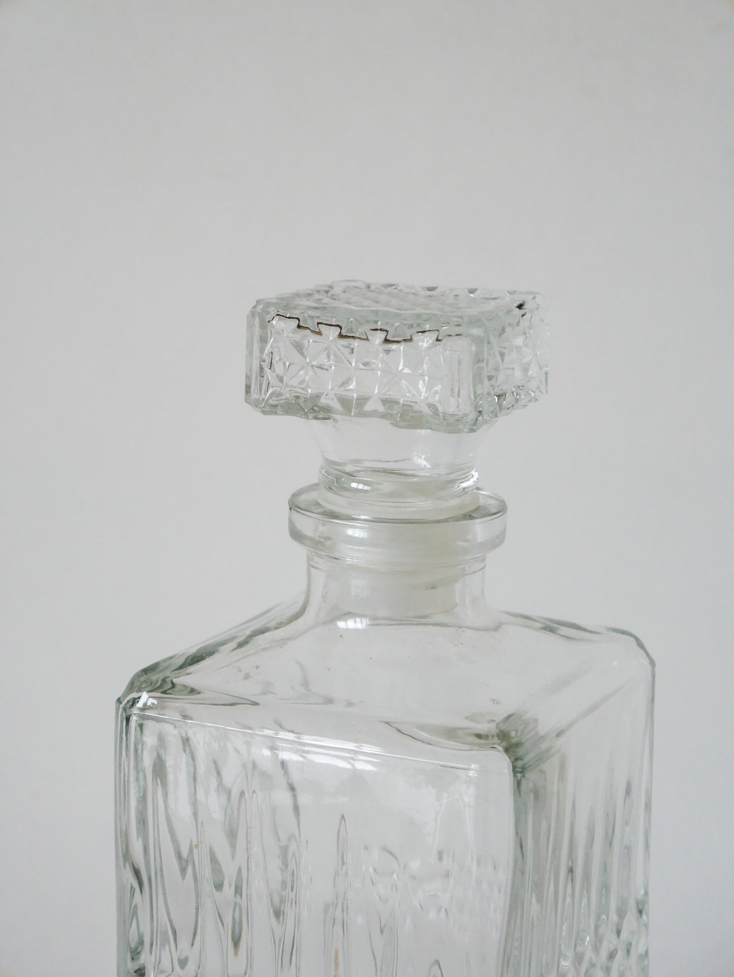 Carafe à whisky facettée, bouchon travaillé, 1970