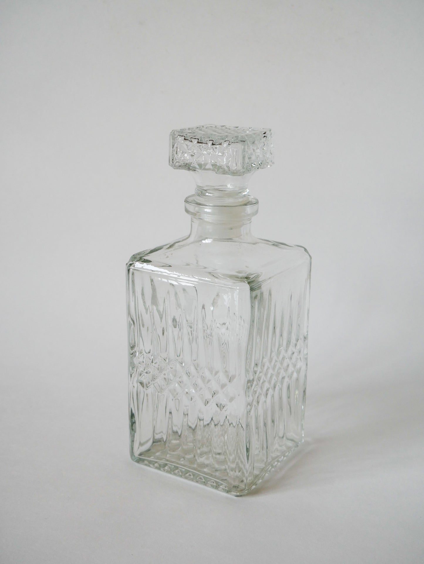 Carafe à whisky facettée, bouchon travaillé, 1970